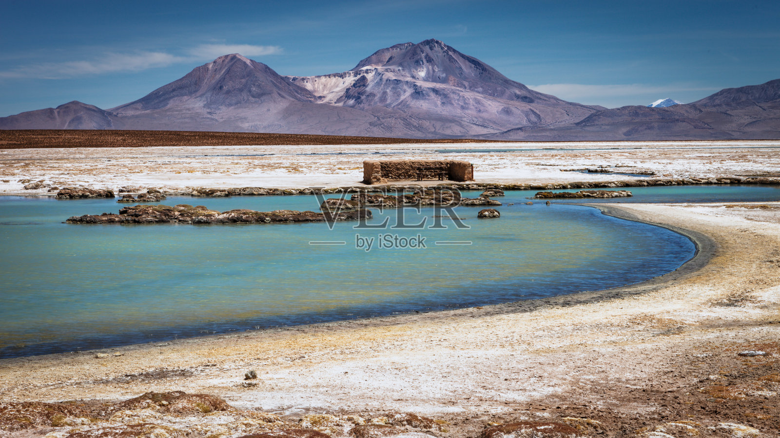 风景秀丽的Polloquere温泉，位于智利海拔4000多米的Salt Surire伊斯卢加火山国家公园照片摄影图片
