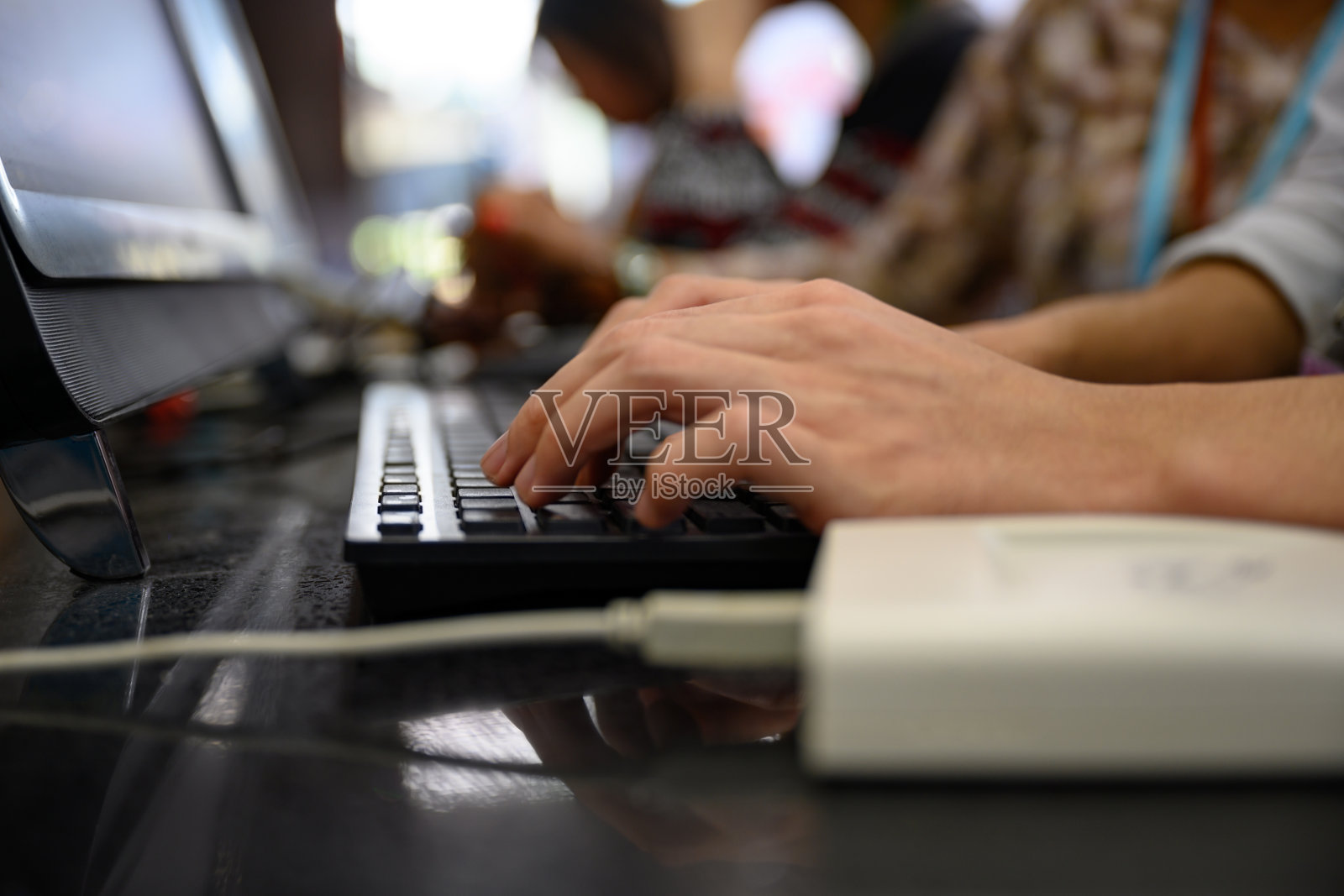 一个面目全非的女人在键盘上打字照片摄影图片