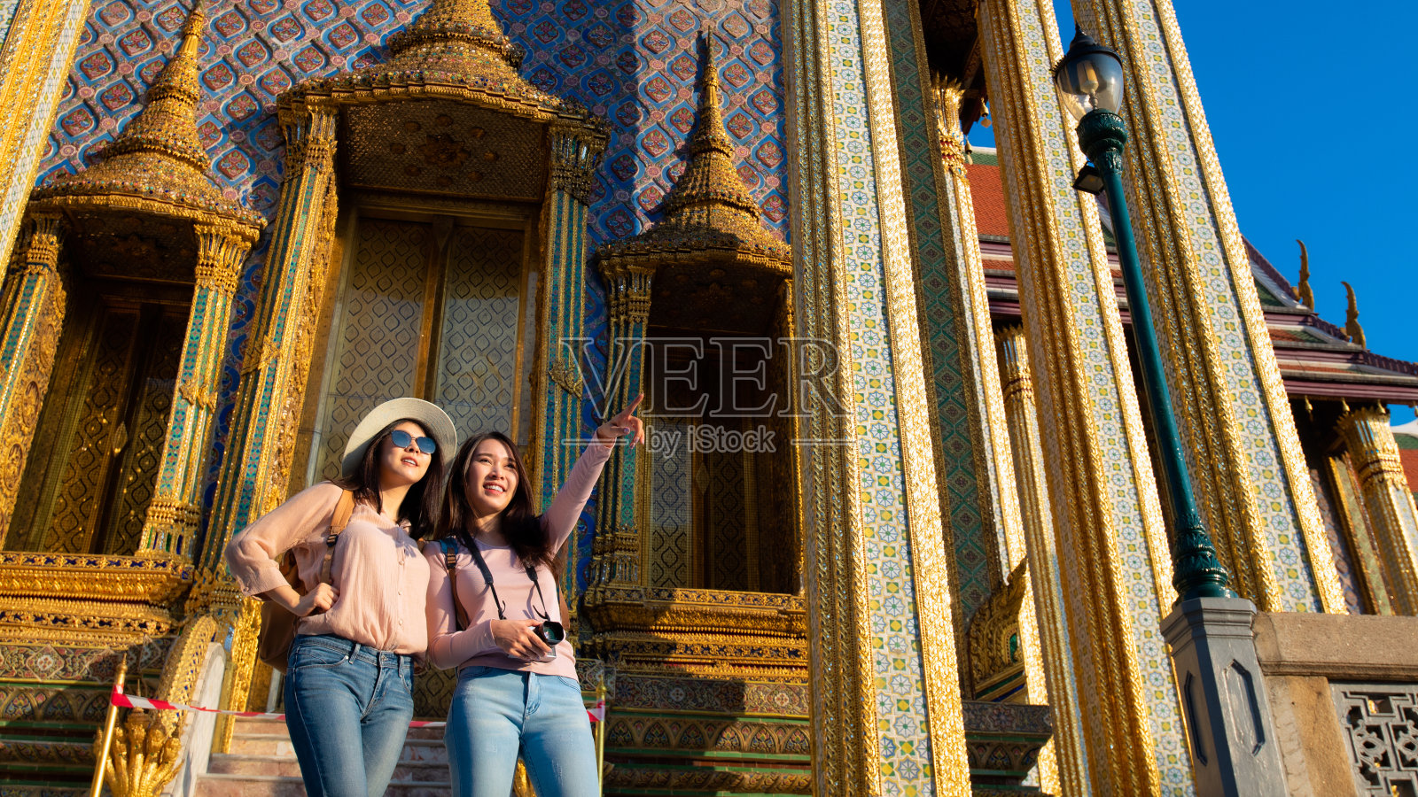 美丽的亚洲游客女人喜欢在泰国曼谷度假旅游照片摄影图片