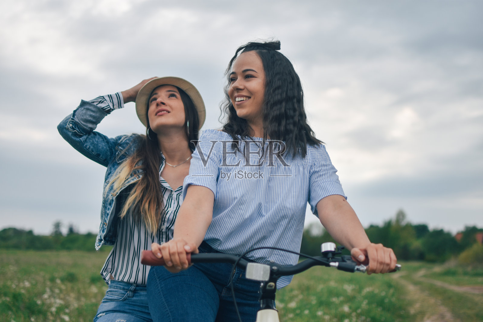 两个女孩享受自行车和伟大的一天照片摄影图片
