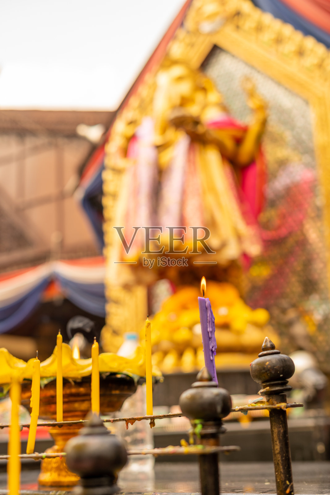 甘尼萨的雕像供奉在神社，许多人来朝拜在怀黄十字路口，曼谷，泰国照片摄影图片