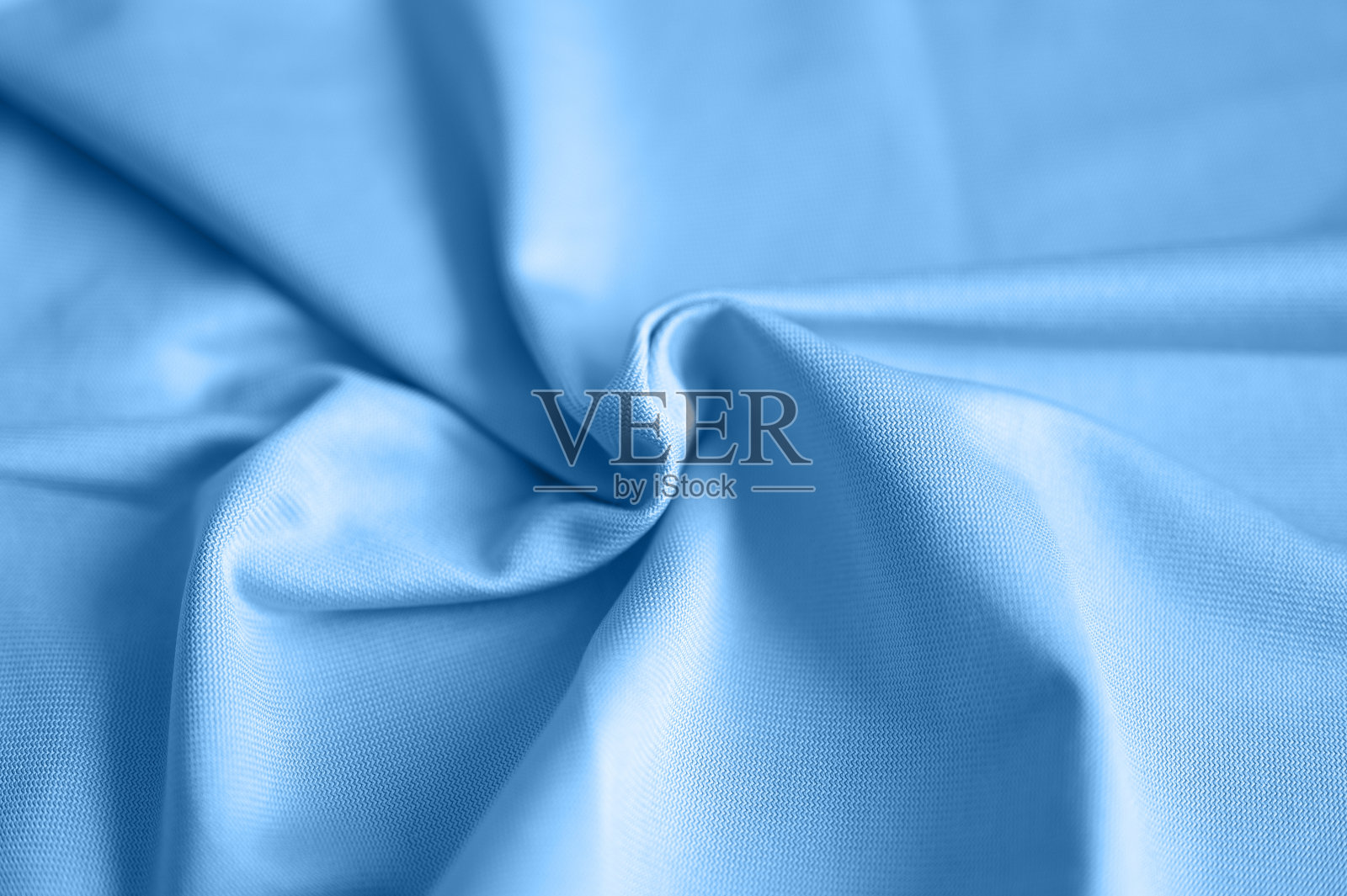 超细纤维织物蓝色底色带褶，俯视图。色调经典的蓝色照片摄影图片