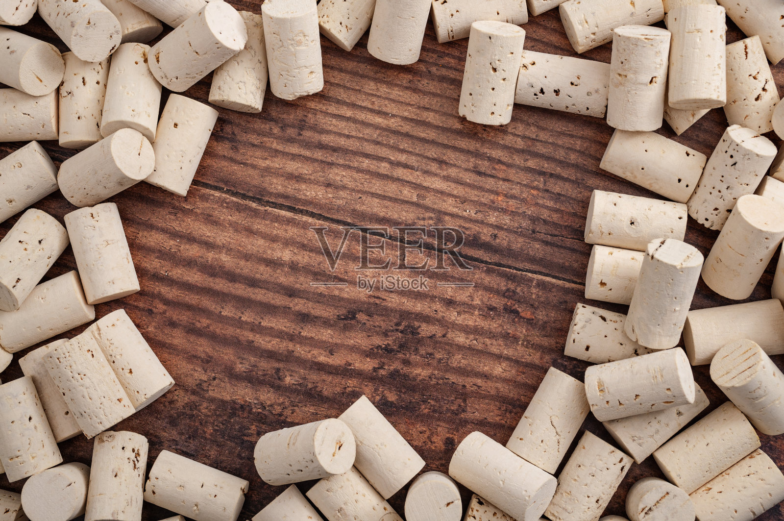 酒窖，酒厂背景和精品葡萄酒的概念选择与完整的框架拍摄的酒瓶软木塞在木材背景与复制空间照片摄影图片