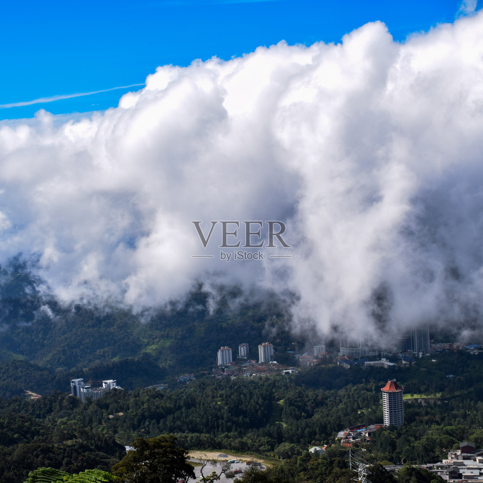 云顶高地是马来西亚吉隆坡的一个热门旅游景点。从缆车上俯瞰云顶高地。多云，穆迪绿色的云顶高原，马来西亚照片摄影图片