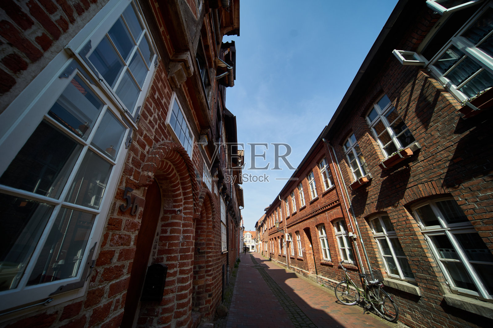 超广角拍摄的一个狭窄的红砖房子在德国北部老城的内部照片摄影图片