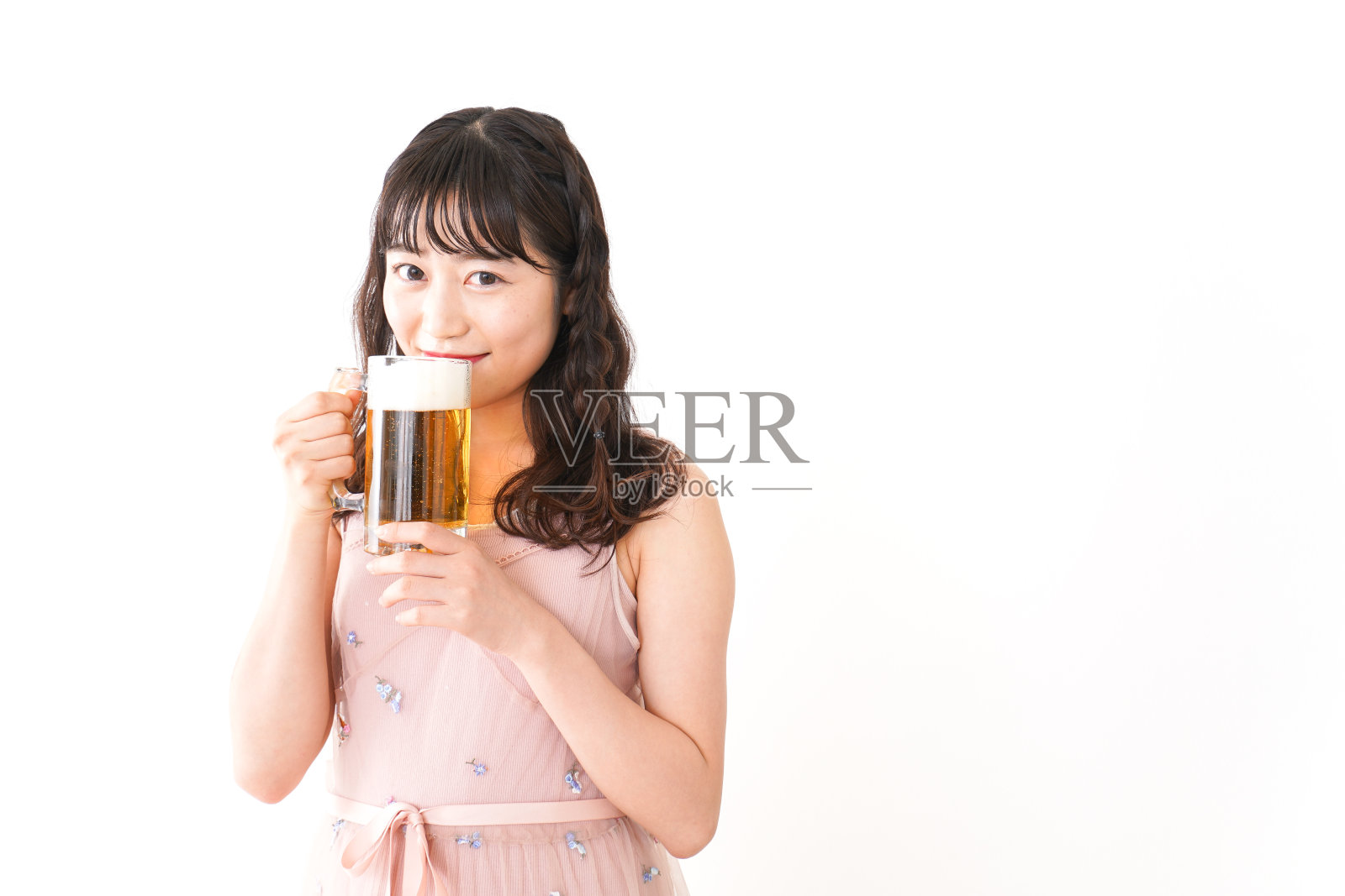 年轻女子喝啤酒照片摄影图片