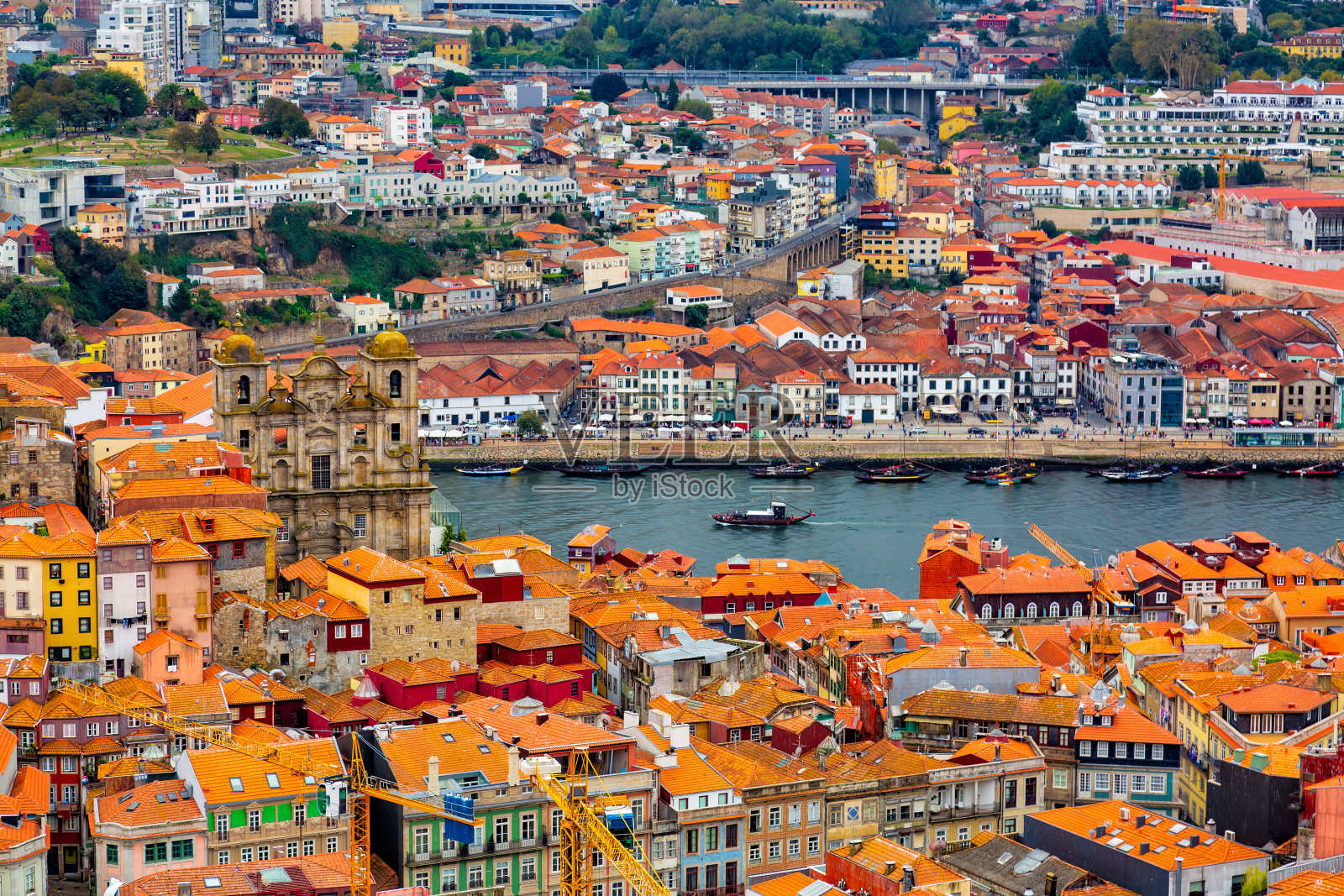 鸟瞰图的古老历史建筑的波尔图市和维拉新德盖亚与杜罗河，葡萄牙照片摄影图片