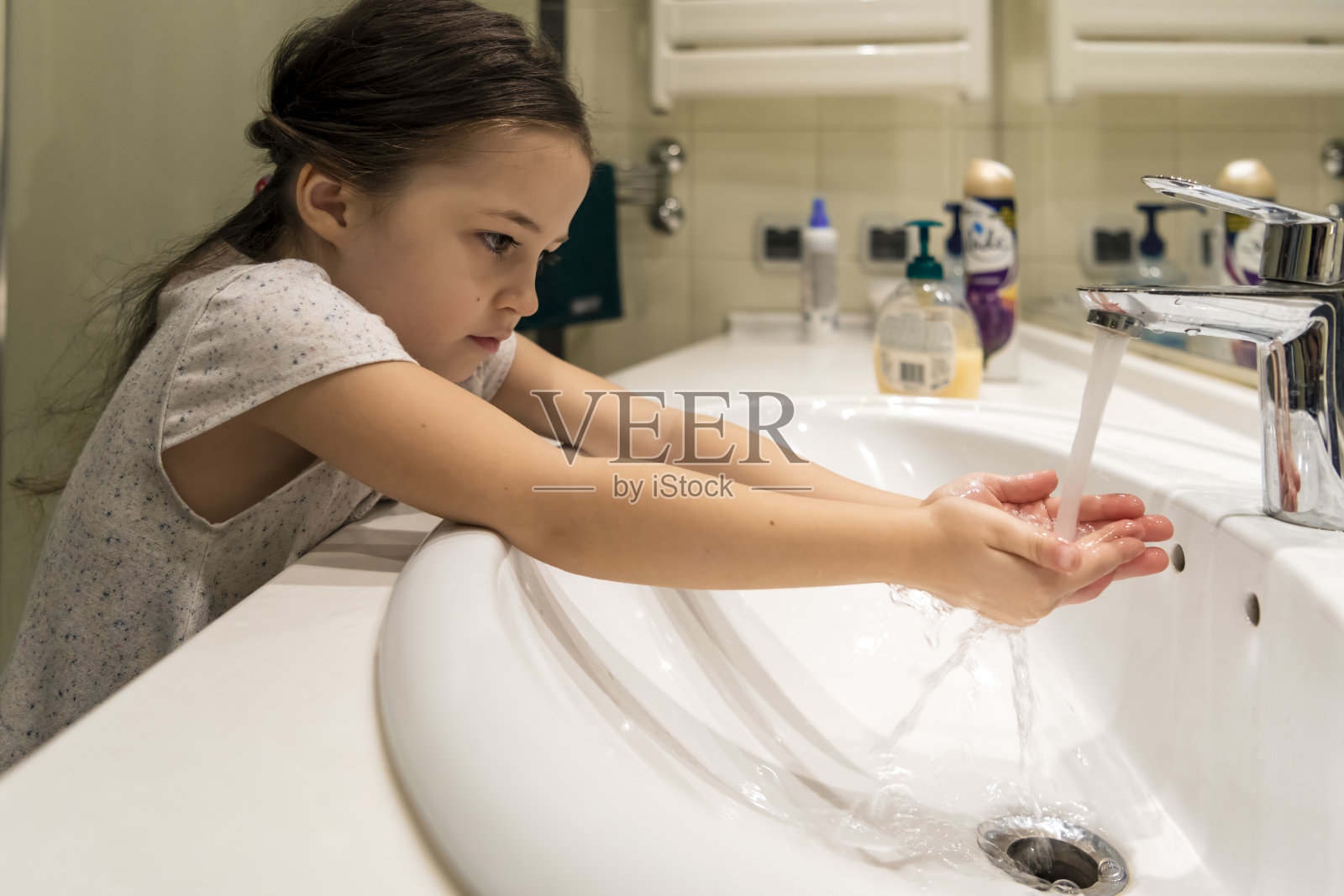 儿童在浴室洗手池洗手的特写- COVID-19照片摄影图片