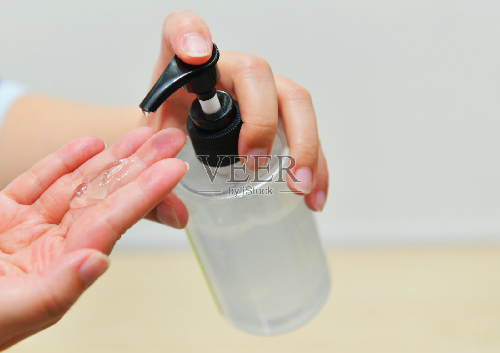 医生用酒精消毒液洗手照片摄影图片