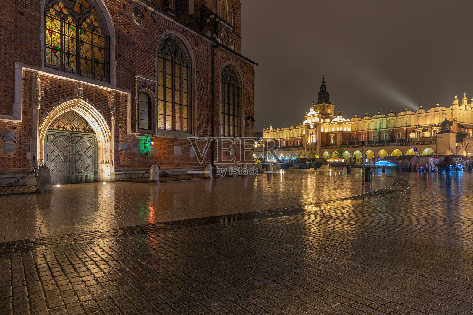 下雨的夜景市场广场波兰克拉科夫和苏金尼斯通道照片摄影图片