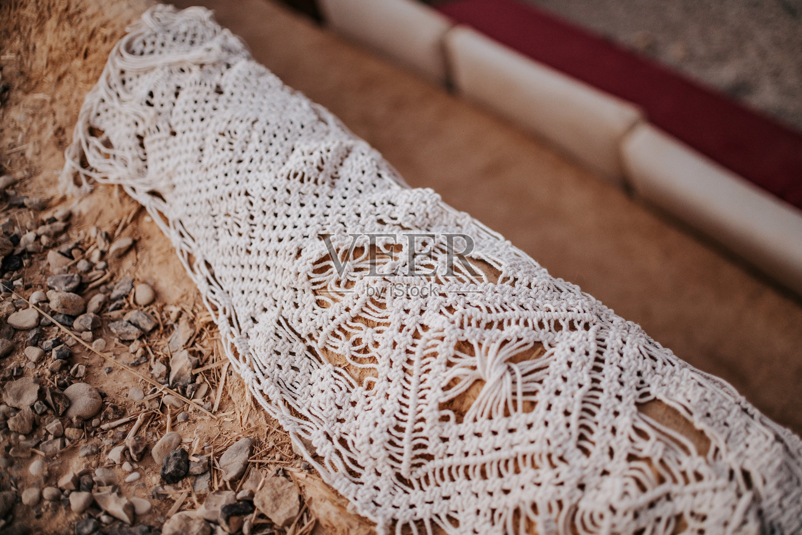 沙漠石头上的质朴的流苏桌布，室外装饰照片摄影图片
