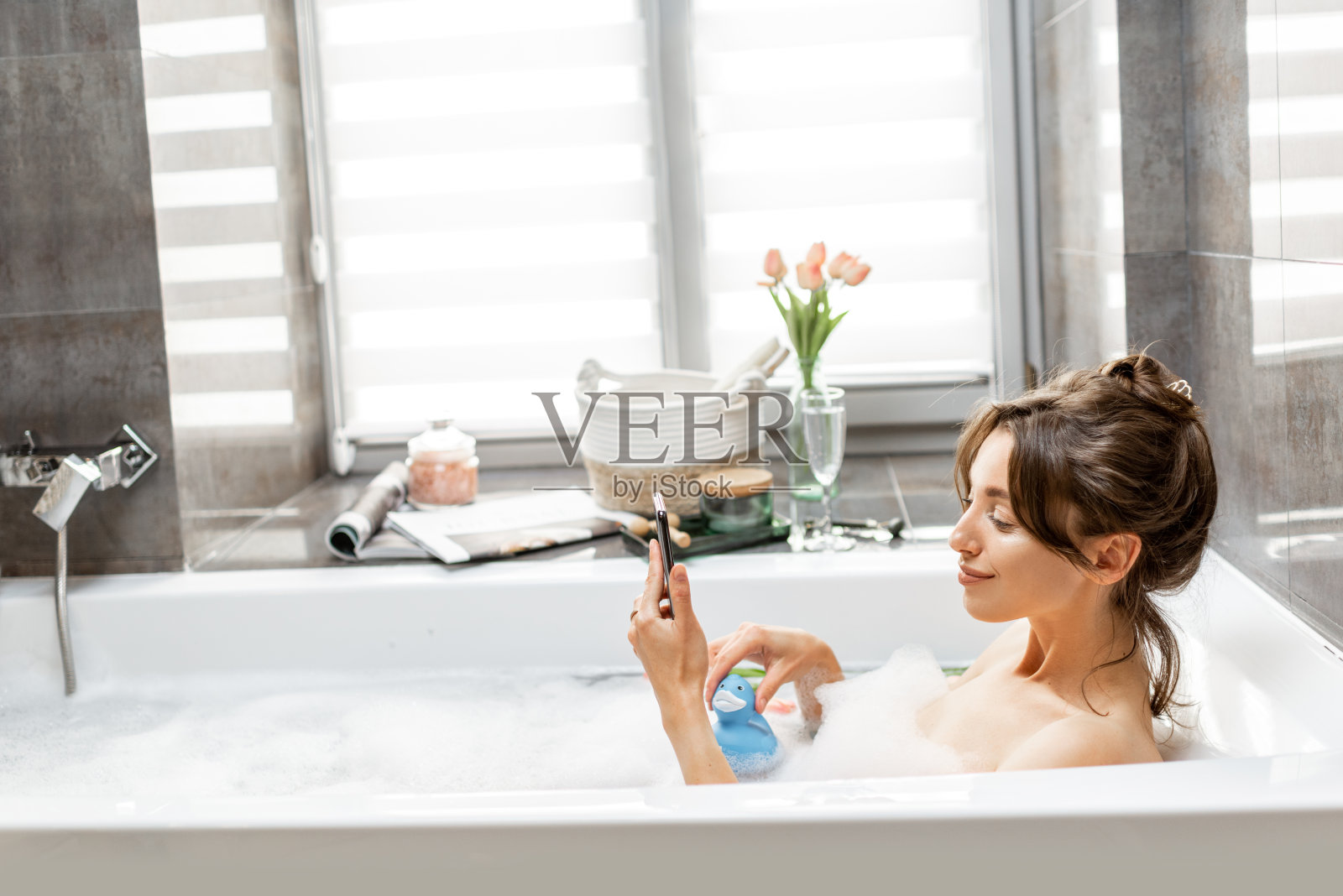 放松的女人在洗澡照片摄影图片