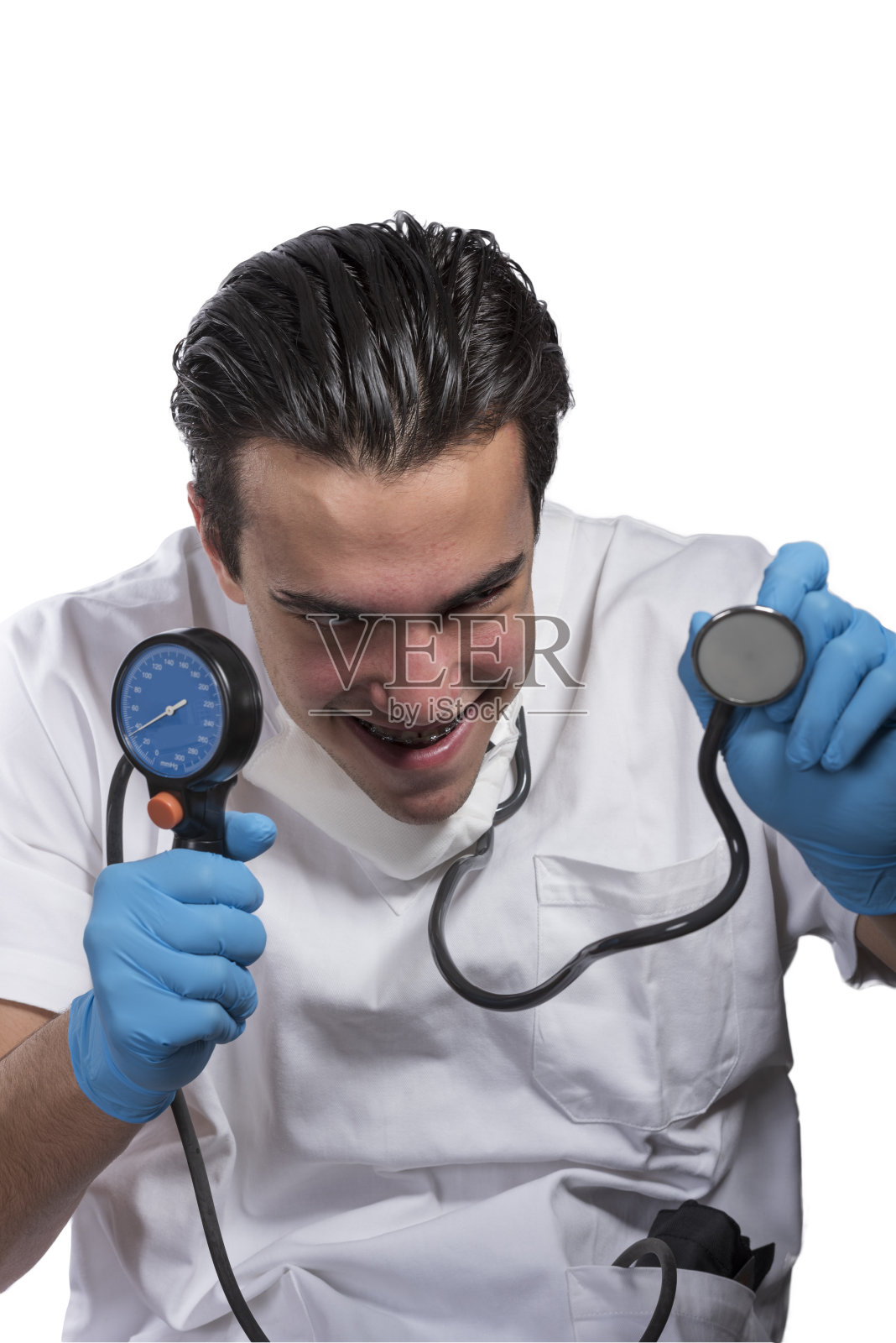 一个带听诊器的疯狂医生的表现特征。照片摄影图片