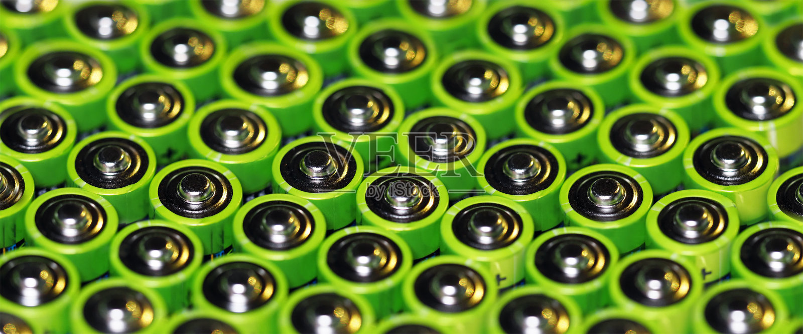 绿色电池，碱性电池AA号规格。能量抽象背景，全景视图照片摄影图片