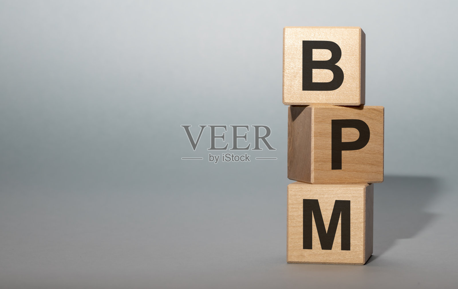 缩写BPM—业务流程管理。木制立方体与字母孤立在灰色背景和可用的拷贝空间。经营理念的形象。照片摄影图片