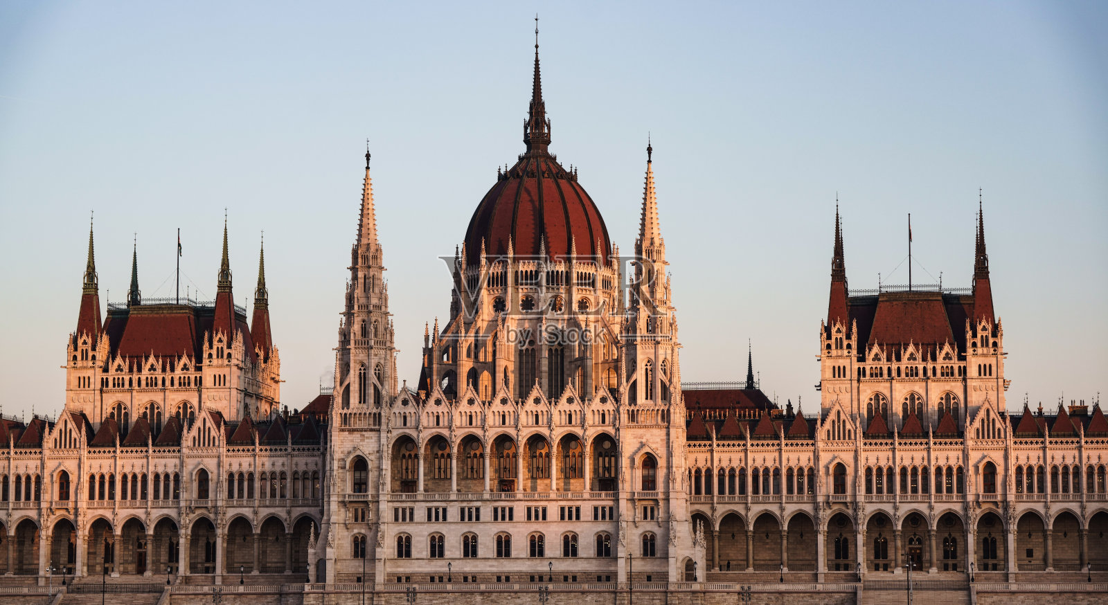 日落时分的匈牙利议会，布达佩斯照片摄影图片