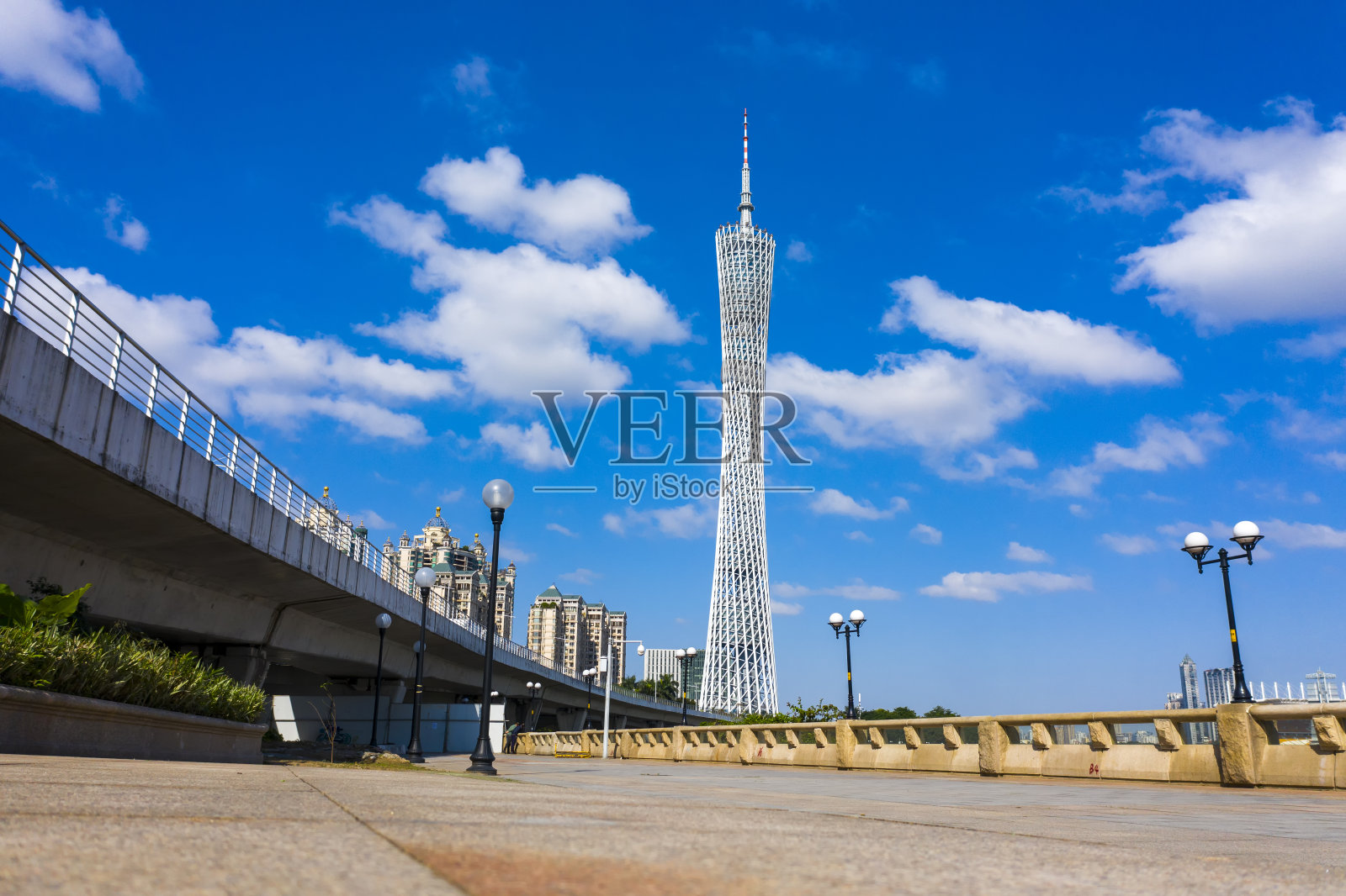 蓝天下的中国广州地标广州塔照片摄影图片