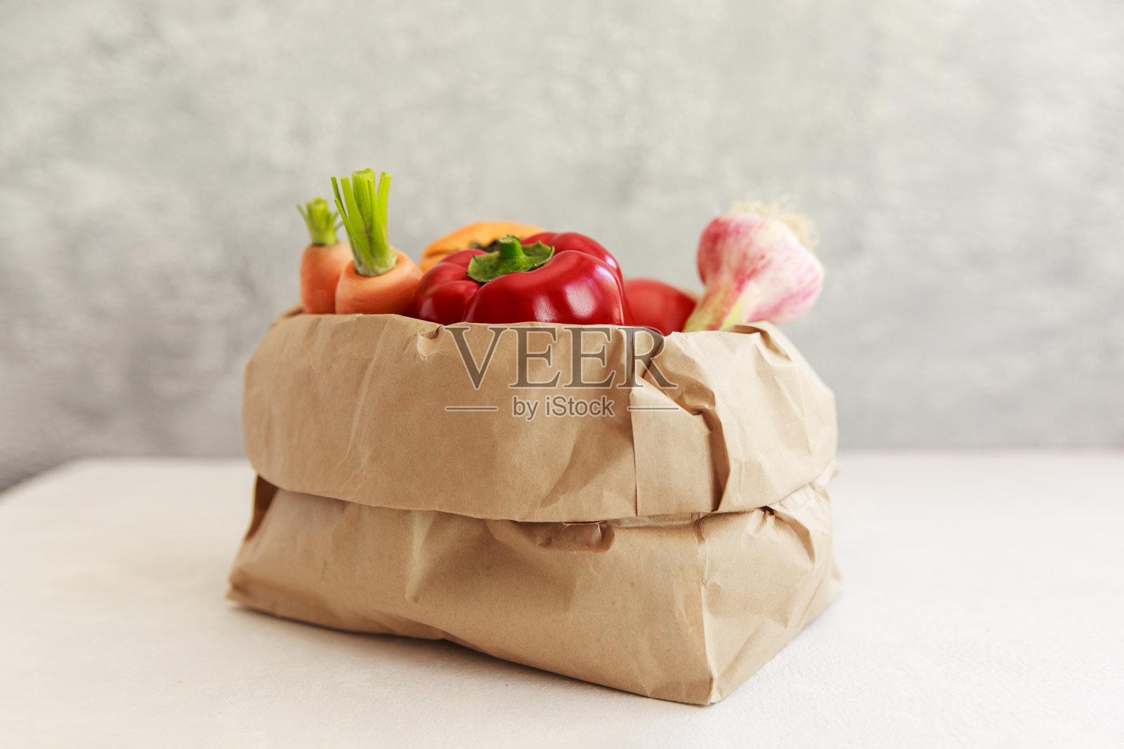 白色背景的水果和蔬菜的纸袋，生态购物，零浪费，素食的概念照片摄影图片