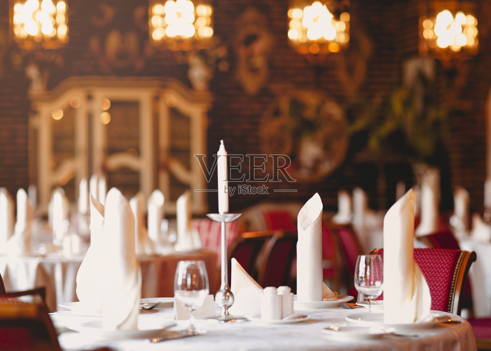 豪华餐厅的节日餐桌和蜡烛照片摄影图片