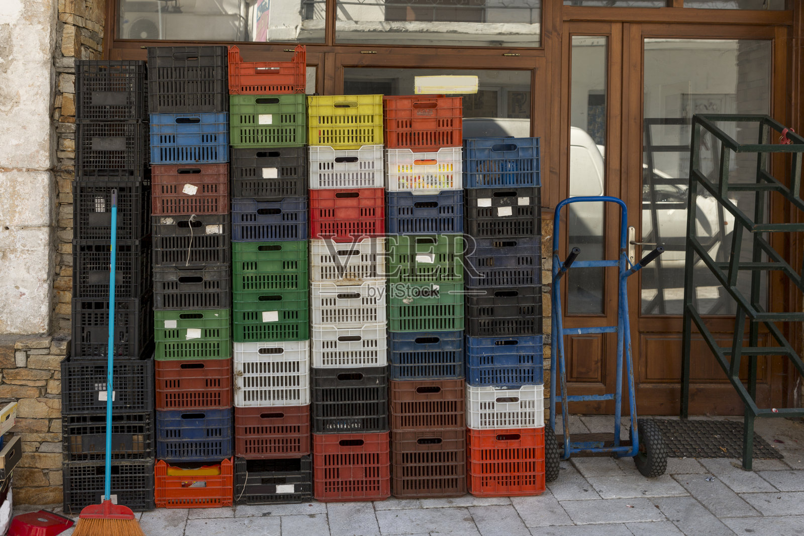 希腊卡瓦拉萨索斯岛帕纳吉亚村的空杂货箱照片摄影图片