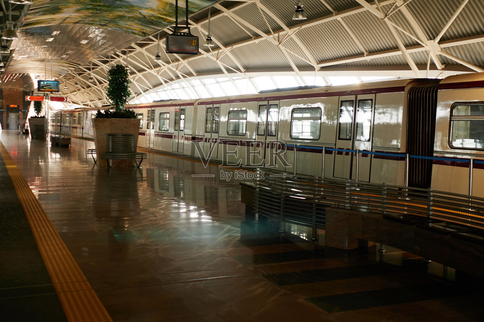索菲亚机场地铁站站台上有火车照片摄影图片