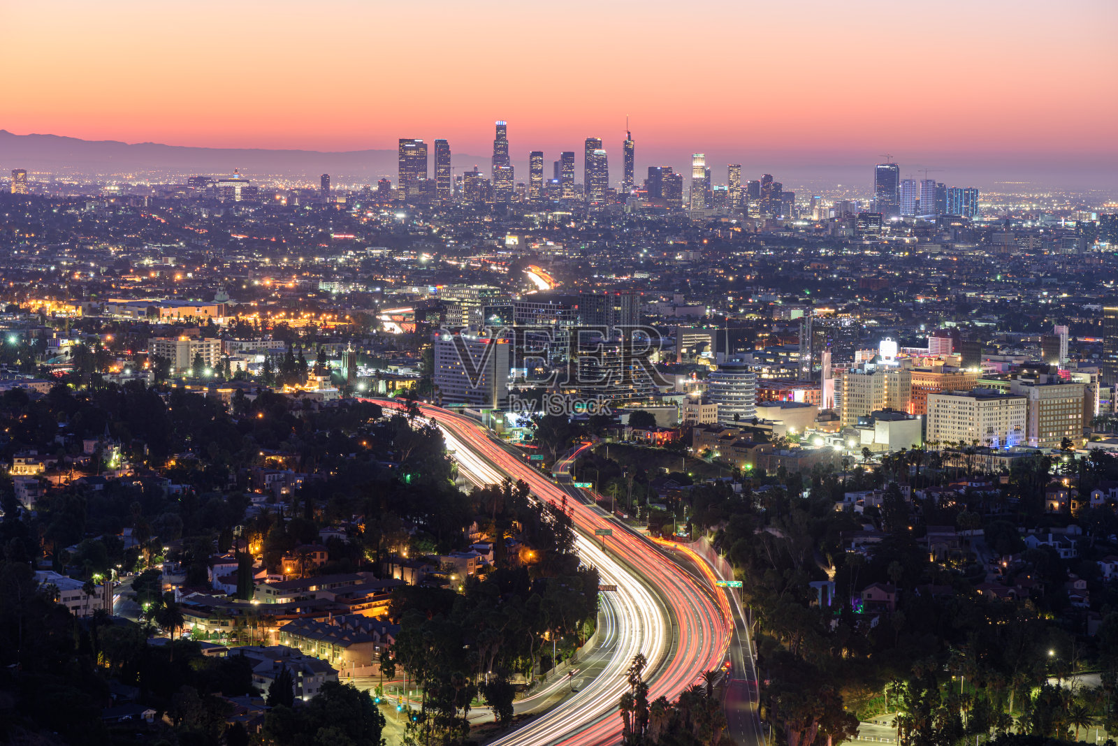 日出时洛杉矶高速公路的交通状况照片摄影图片