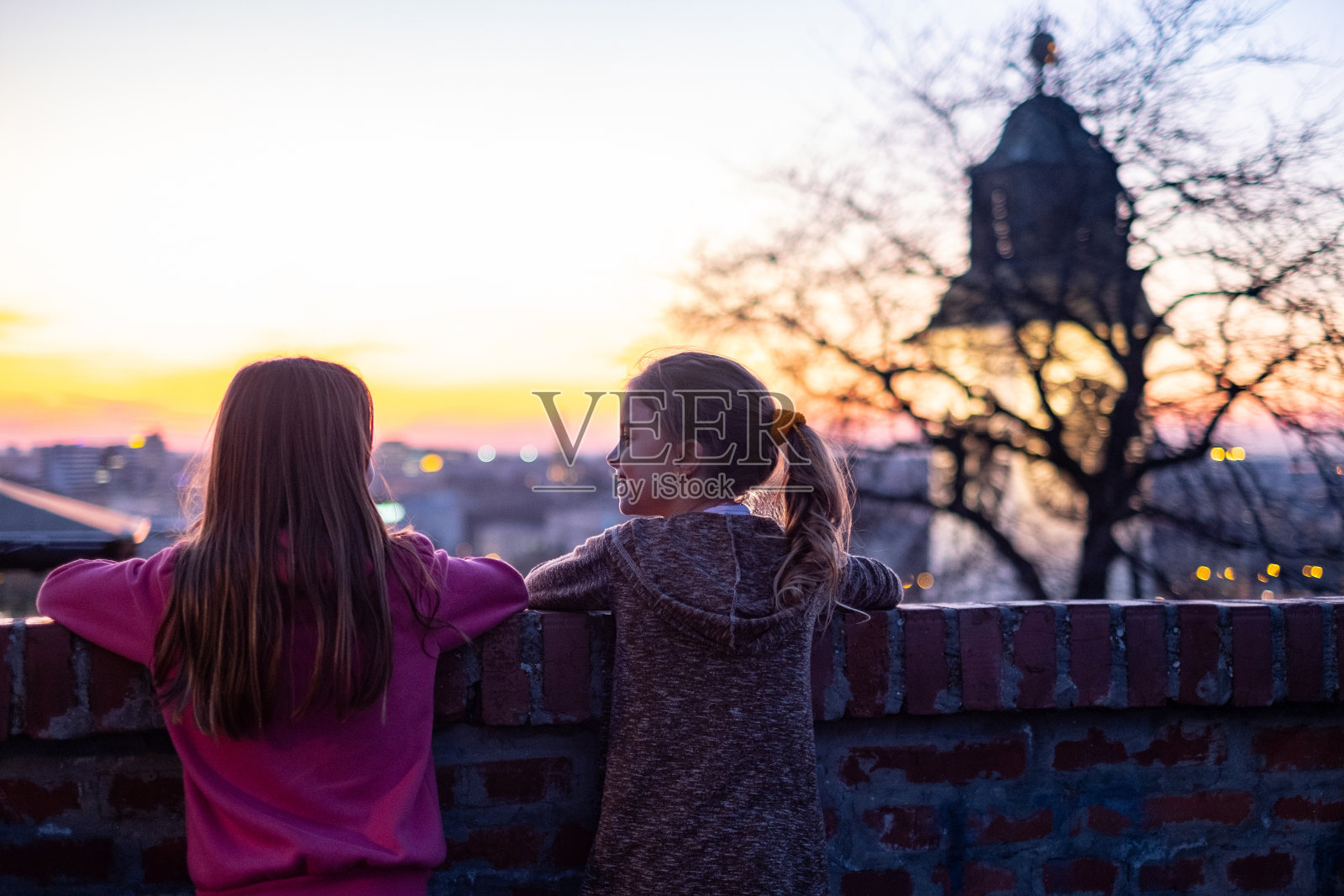 两个可爱的女孩在欣赏城市的景色照片摄影图片