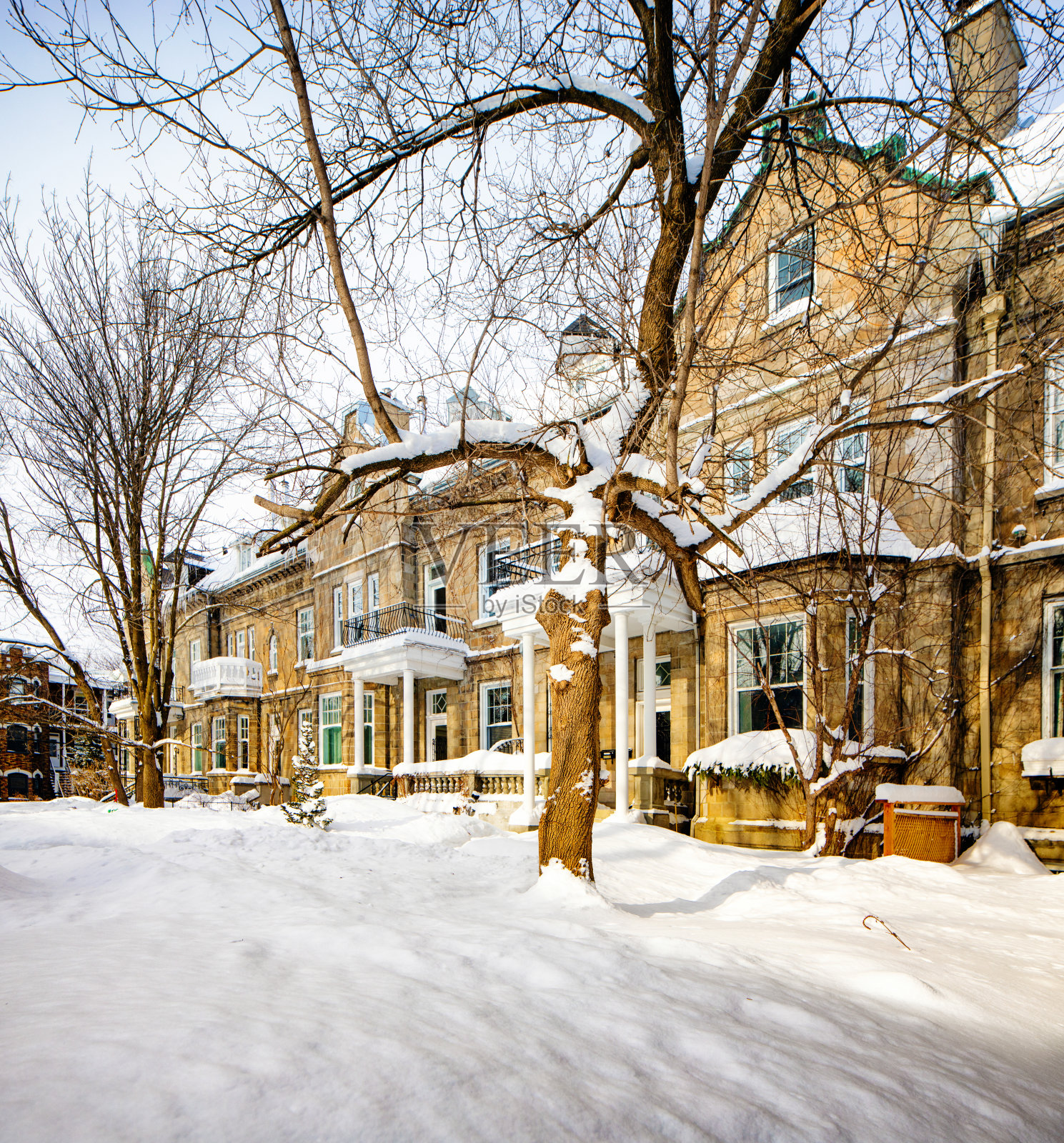 魁北克市住宅在冬季大雪后照片摄影图片