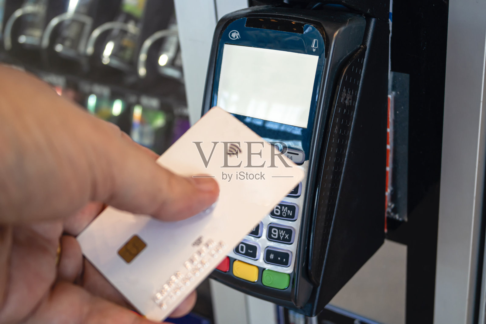 在自动贩卖机上用信用卡。非接触式支付。照片摄影图片