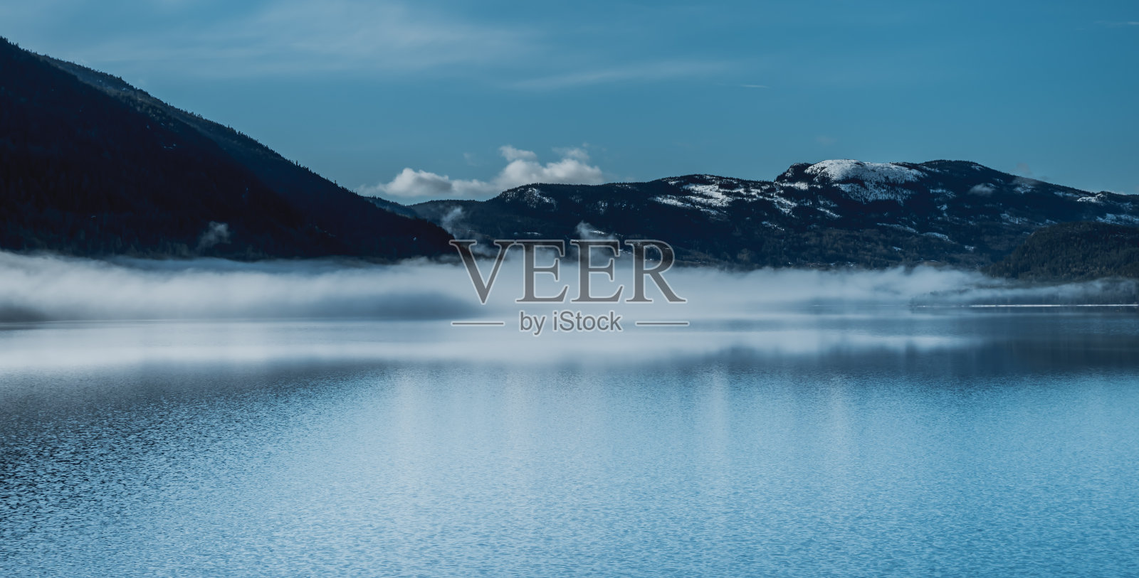 挪威克罗德伦湖上空雾气缭绕照片摄影图片
