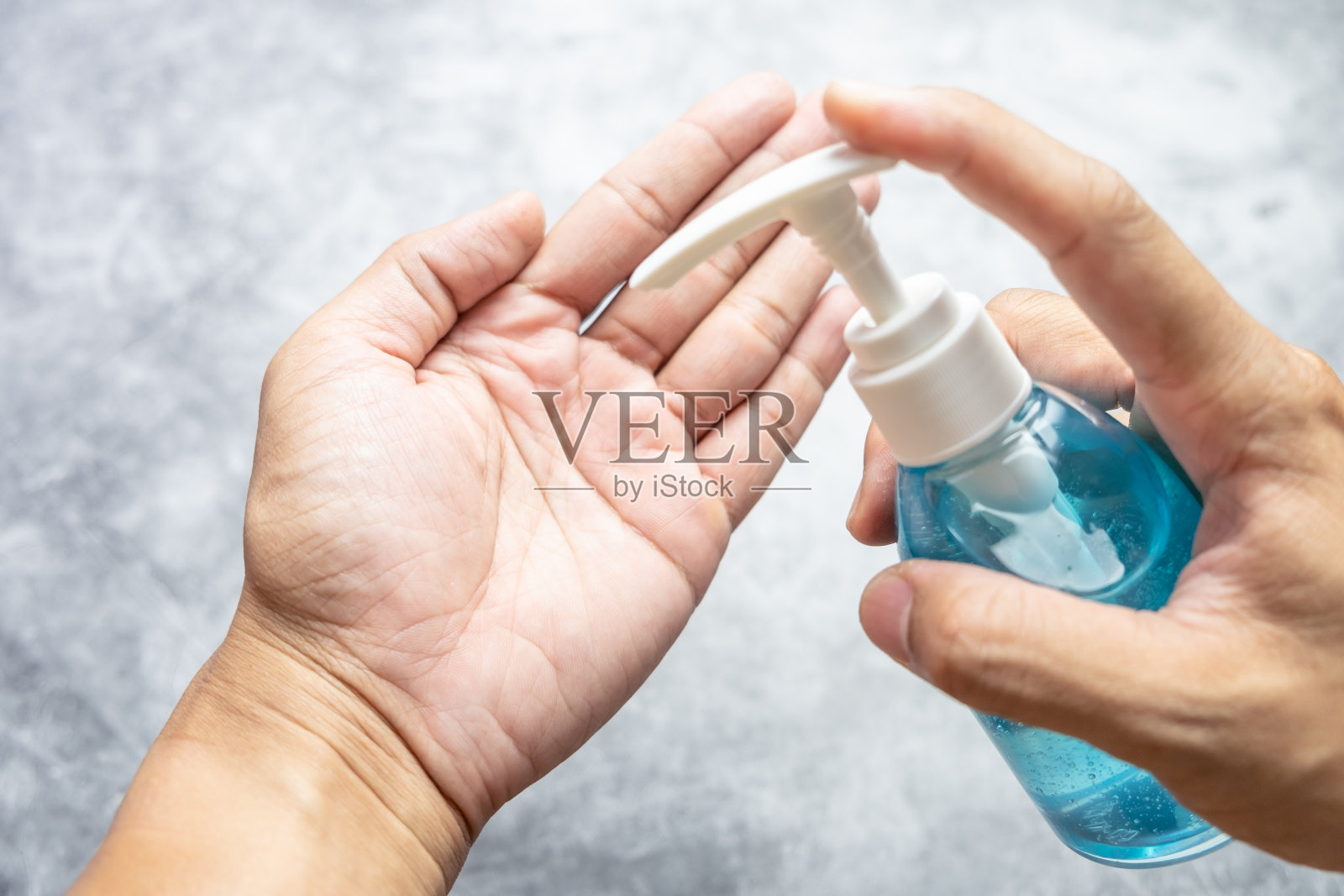 人们使用洗手液洗手，以清除covid-19或冠状病毒等污垢。照片摄影图片