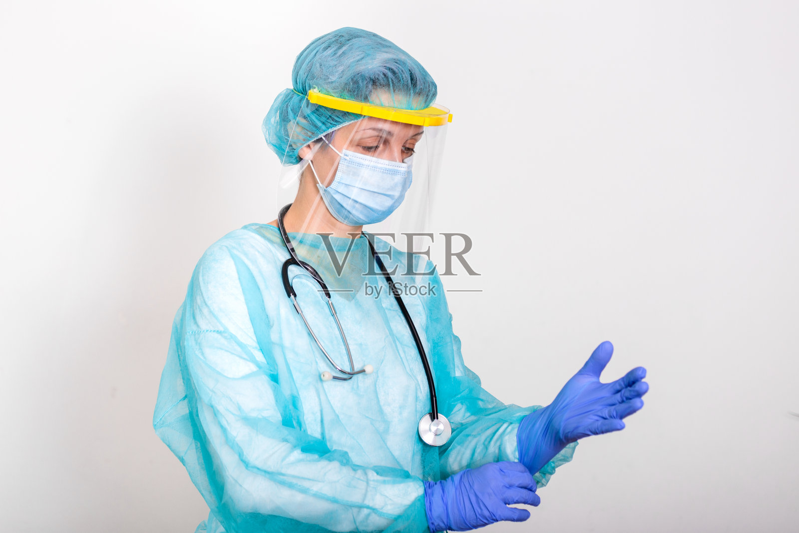 医生、护士穿着防护服，背景为白色。医护人员戴防护手套照片摄影图片