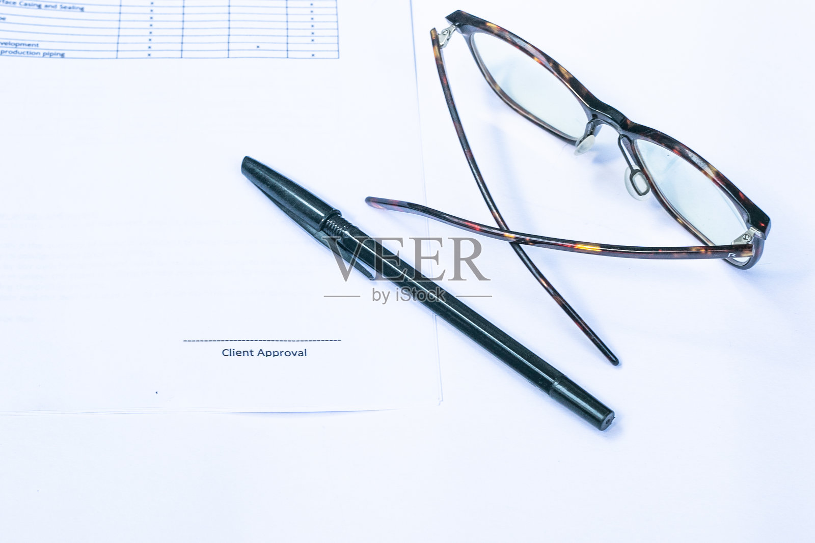 眼镜，建筑计划和一支铅笔照片摄影图片
