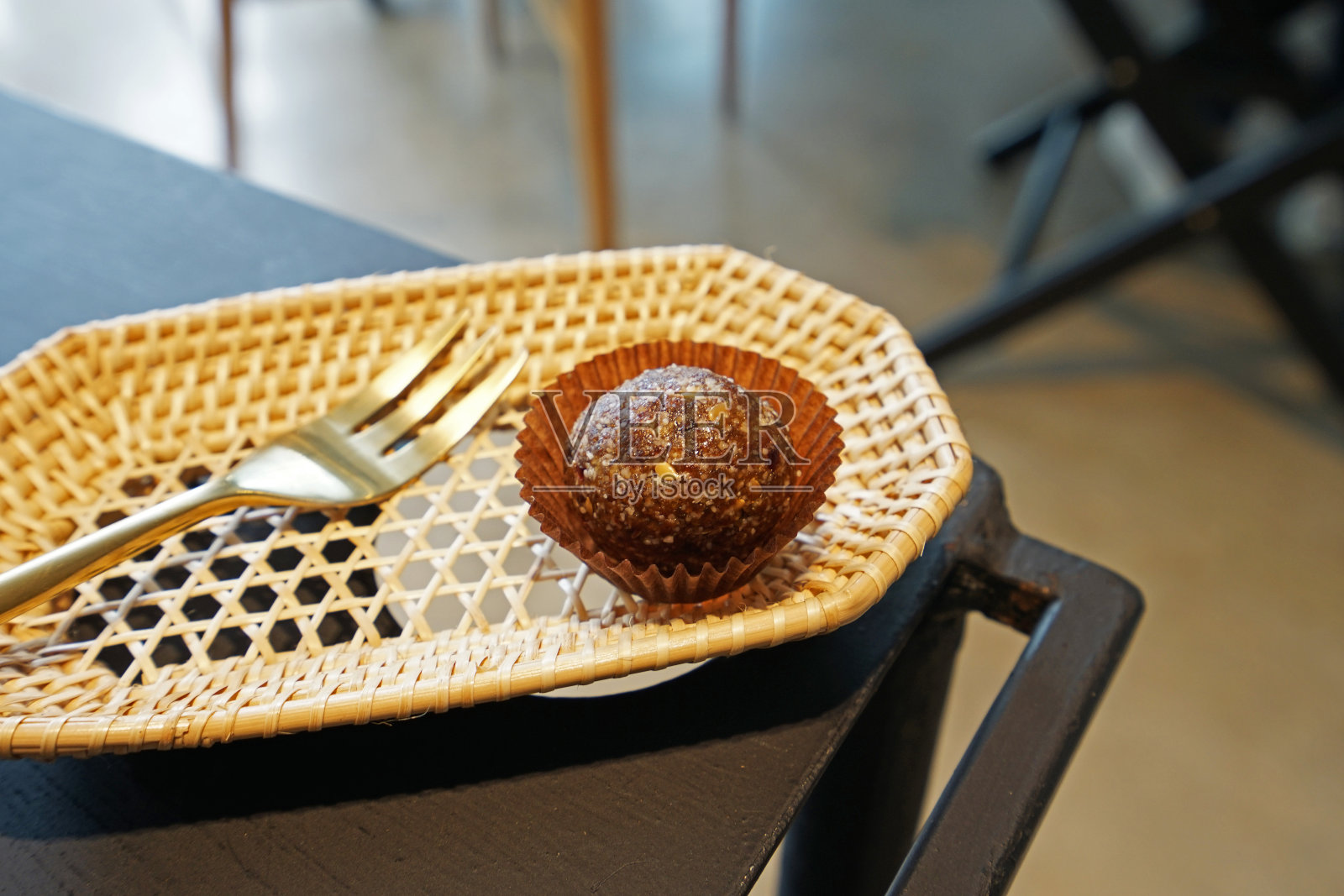 不烤巧克力可可蛋白能量球在篮板照片摄影图片