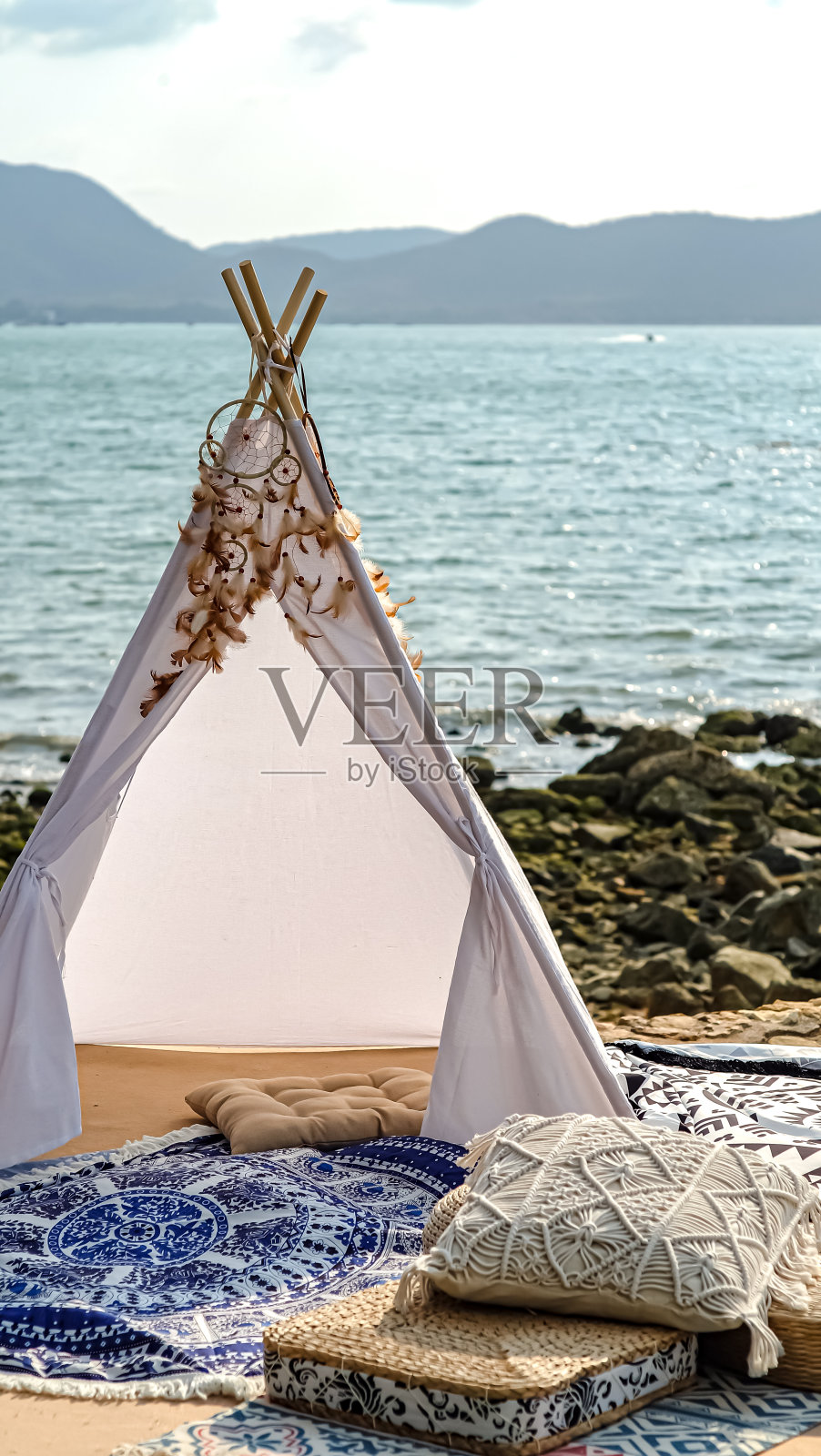 海边波西米亚风格的帐篷。照片摄影图片