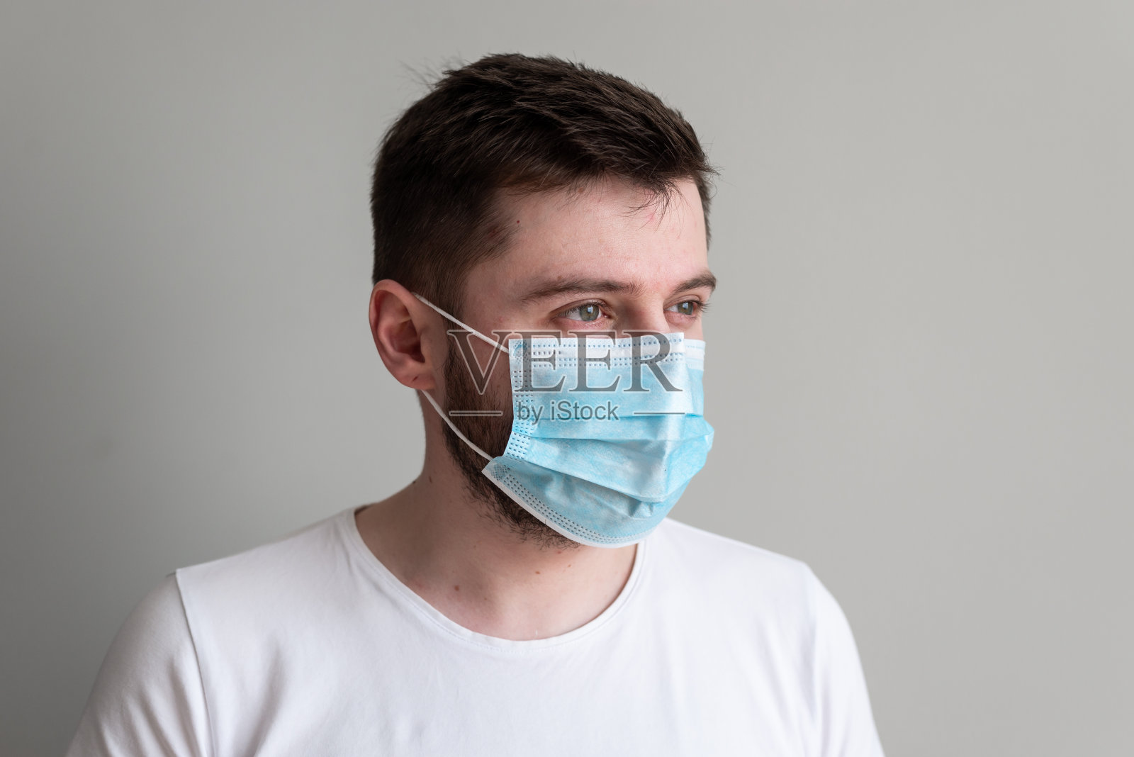 带着医用面具的恐惧在镜头里看起来。害怕冠状病毒的男子站在防护医疗口罩隔离的病毒和感染。冠状病毒2019-ncov covid-19概念。照片摄影图片