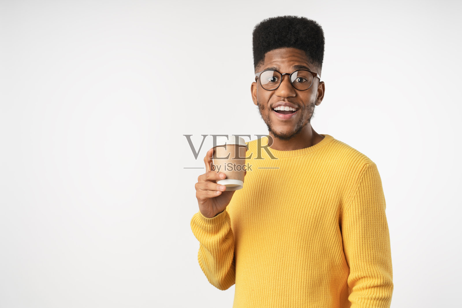 愉快的年轻的非洲裔美国人戴眼镜，拿着杯带走的咖啡孤立在白色的背景照片摄影图片