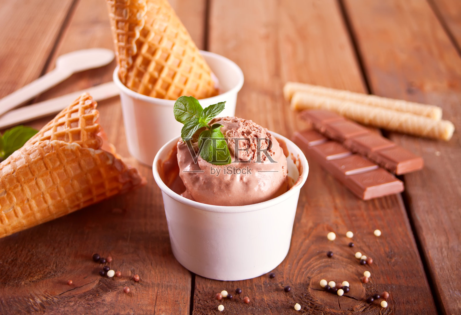 木制背景上的巧克力冰淇淋，华夫筒，糖果。照片摄影图片
