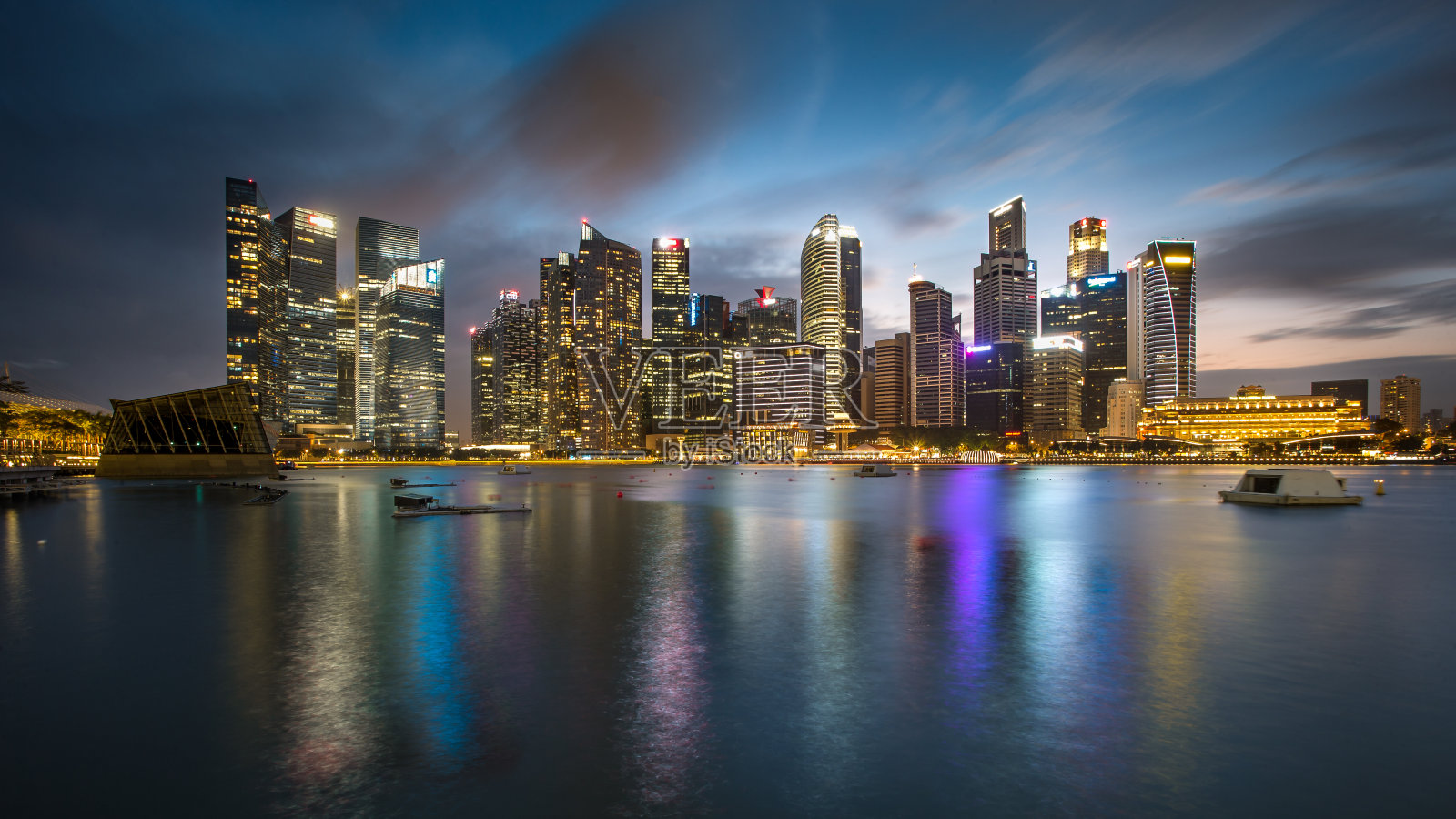 新加坡晚上的天际线与城市建筑照片摄影图片