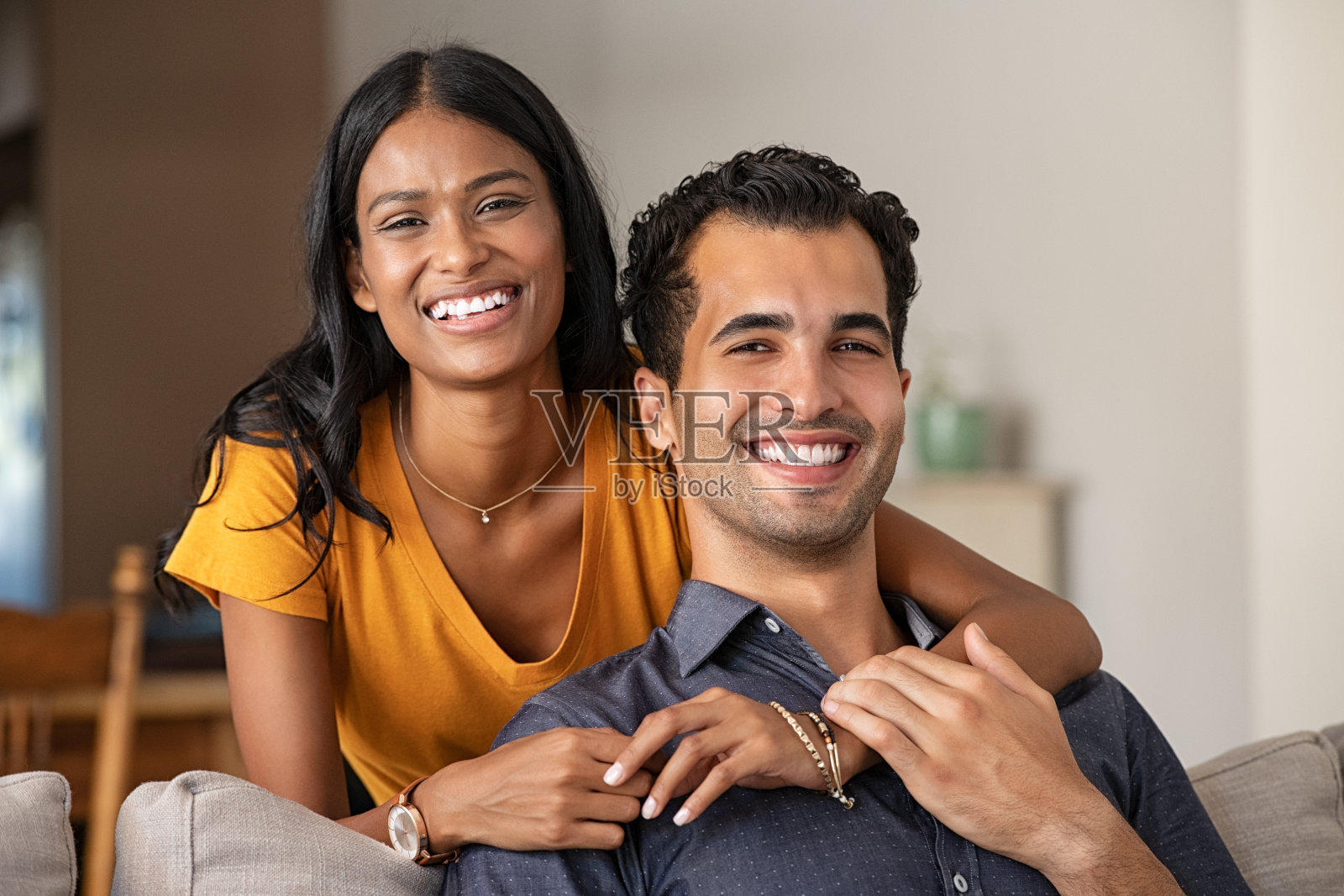 幸福的印度夫妇在家肖像照片摄影图片