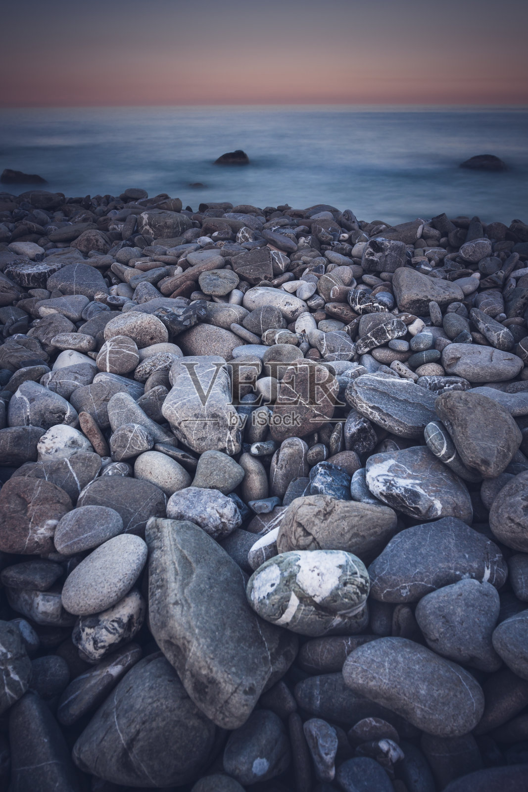 岩石海边海岸与黑色的圆石岛上照片摄影图片