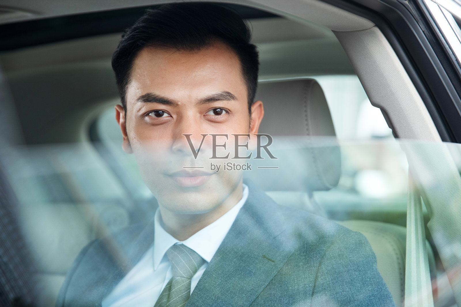 坐在车里的商务中年男子照片摄影图片
