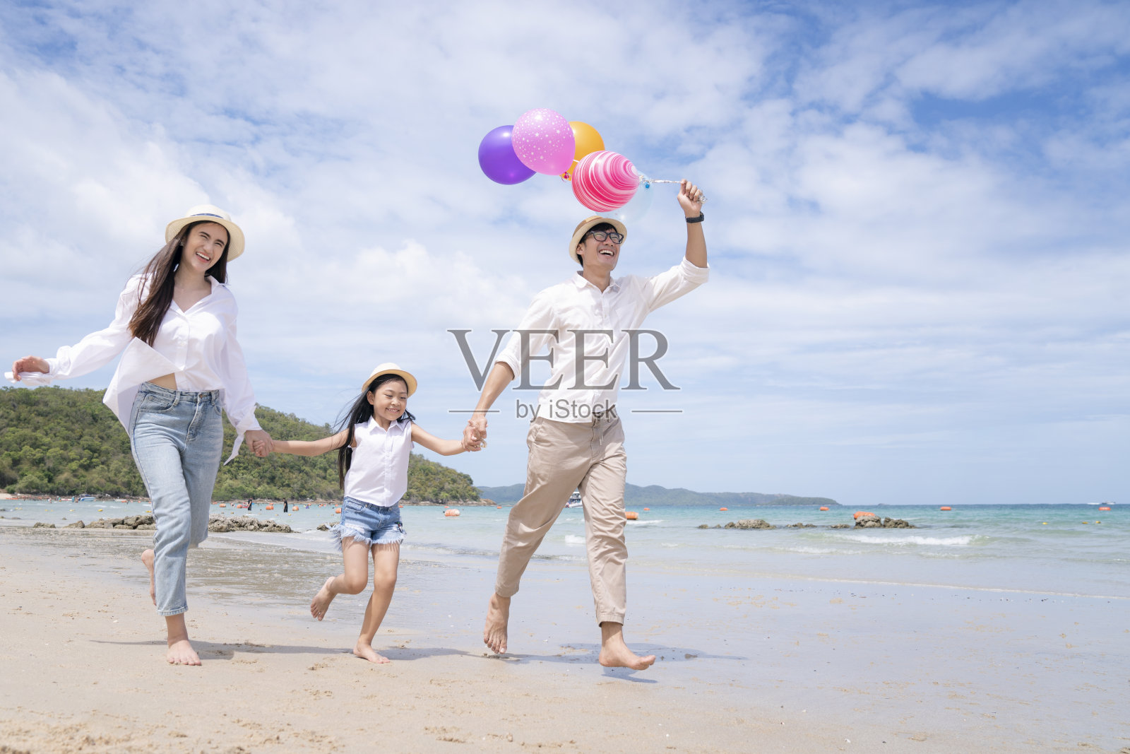 快乐的亚洲家庭在芭堤雅海滩享受暑假照片摄影图片
