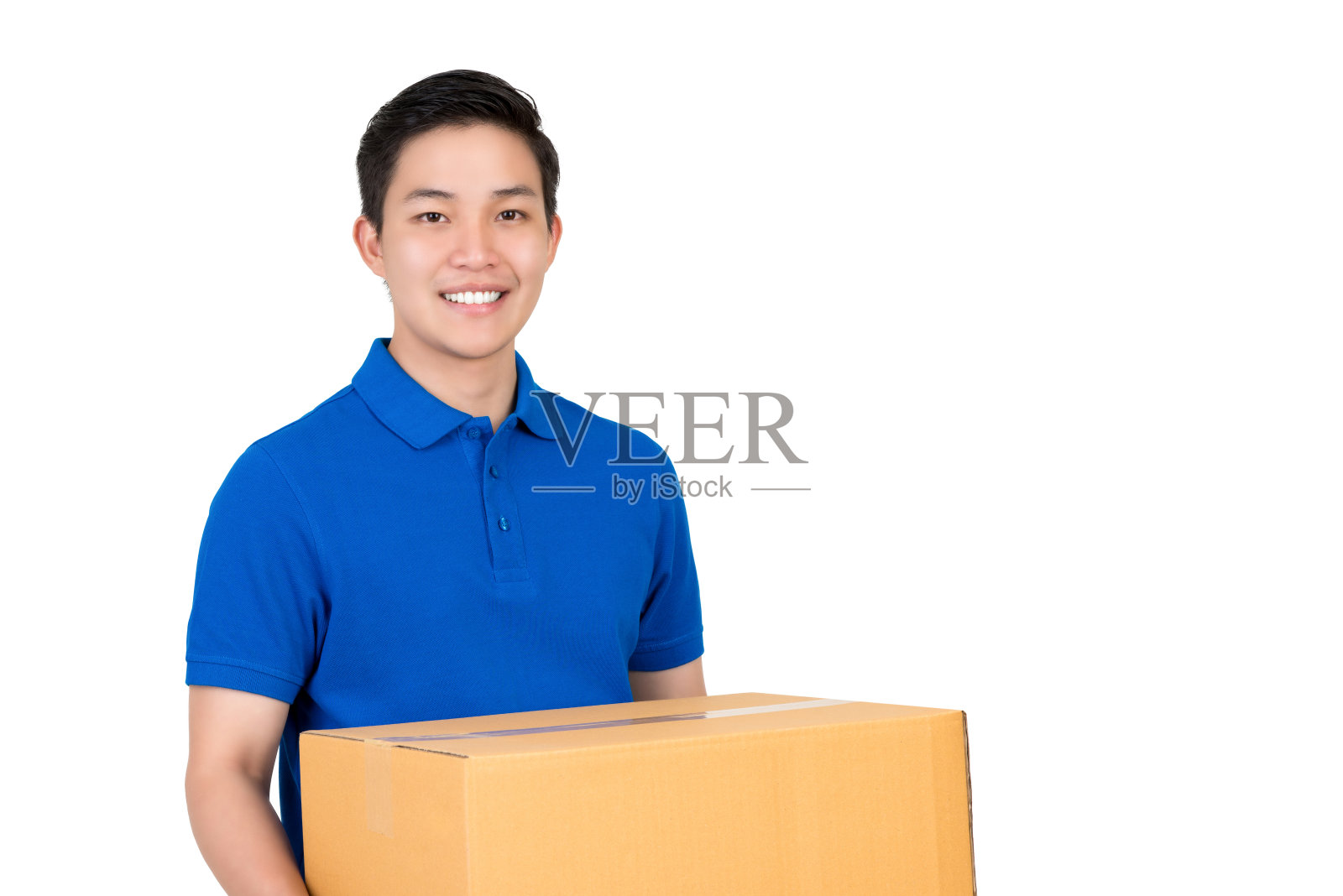 友好的亚洲快递员在蓝色马球衬衫携带包裹盒子照片摄影图片