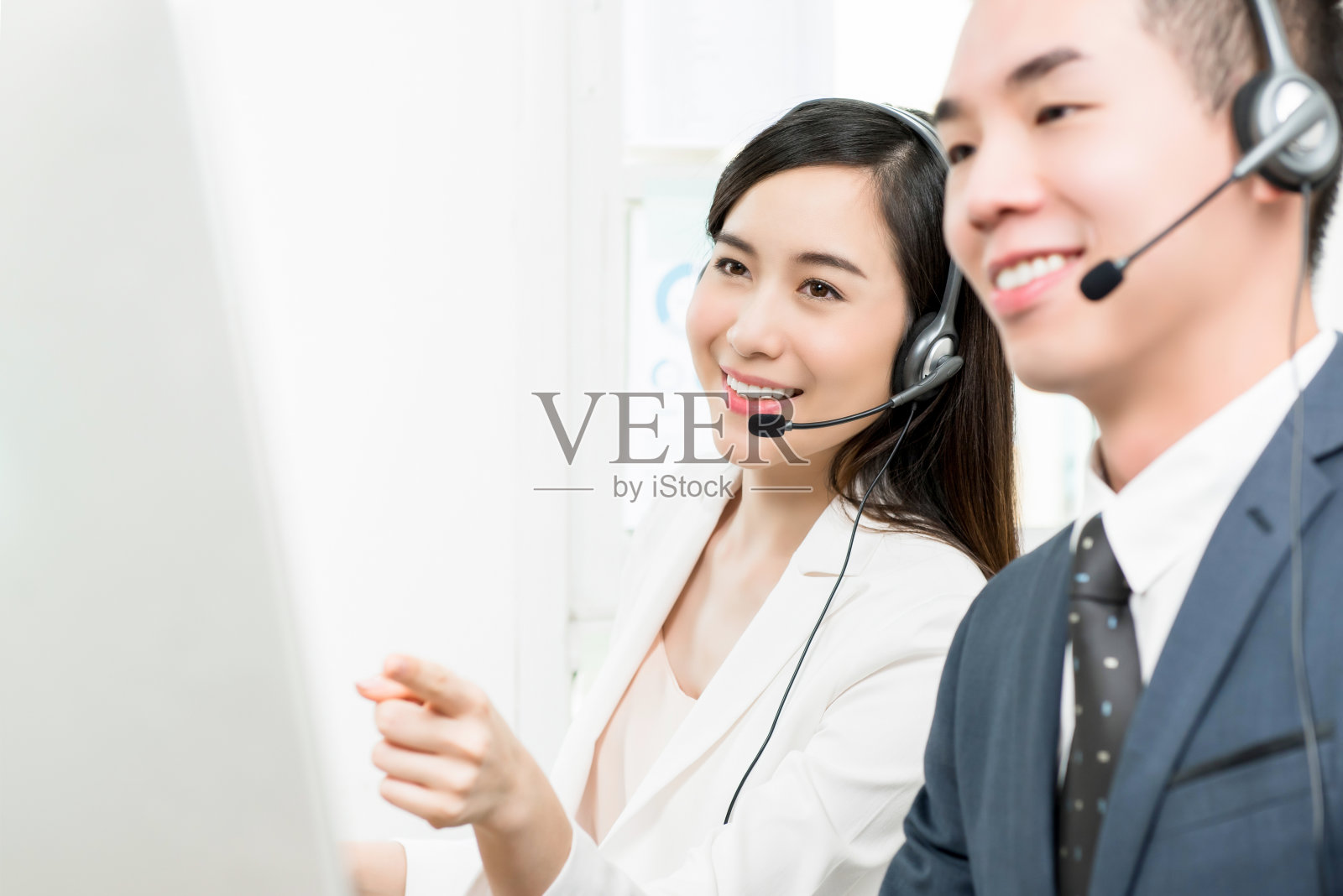 在呼叫中心工作的亚洲女性电话销售客户服务人员照片摄影图片
