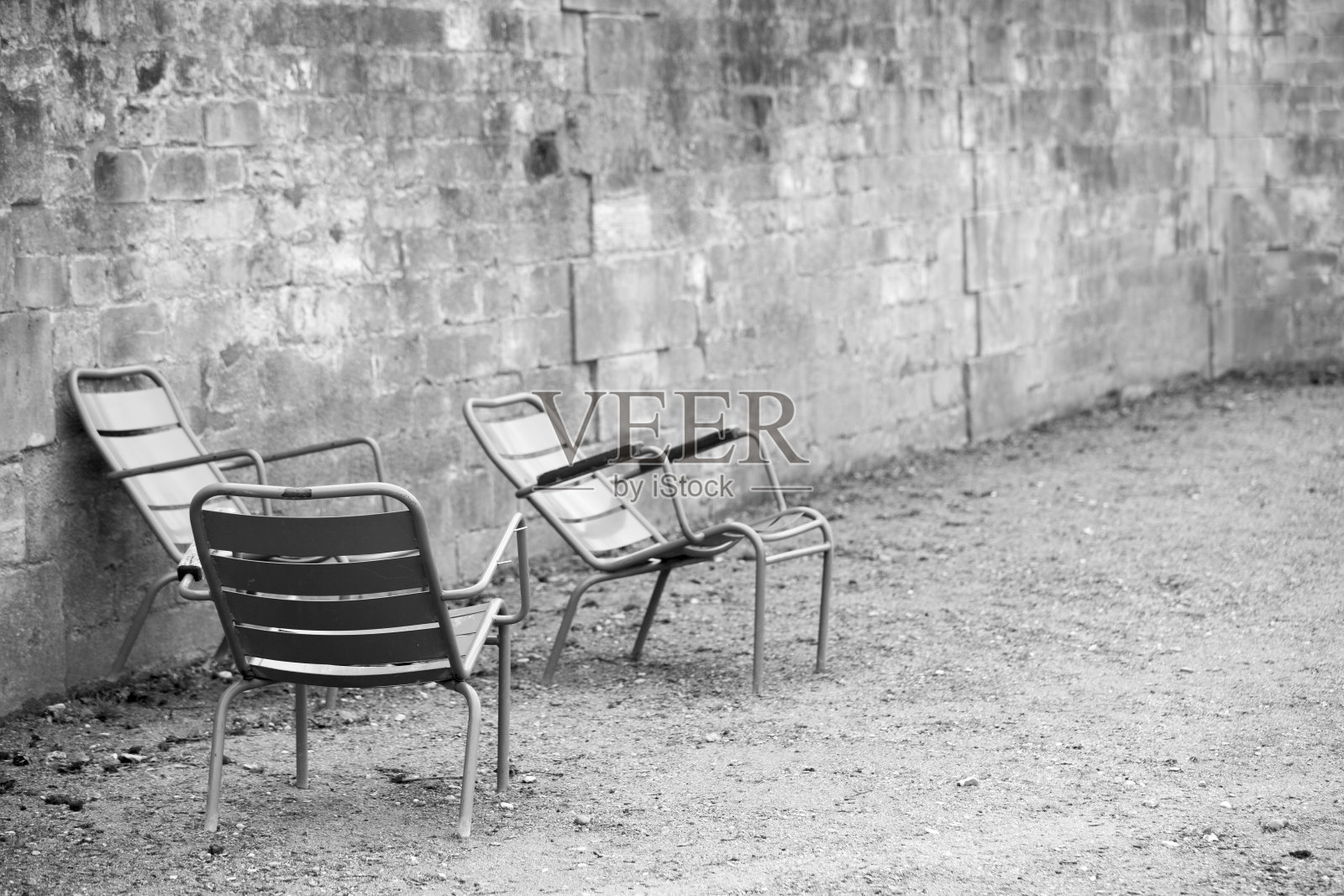 冬天的巴黎杜伊勒里宫花园，有石墙和空椅子照片摄影图片