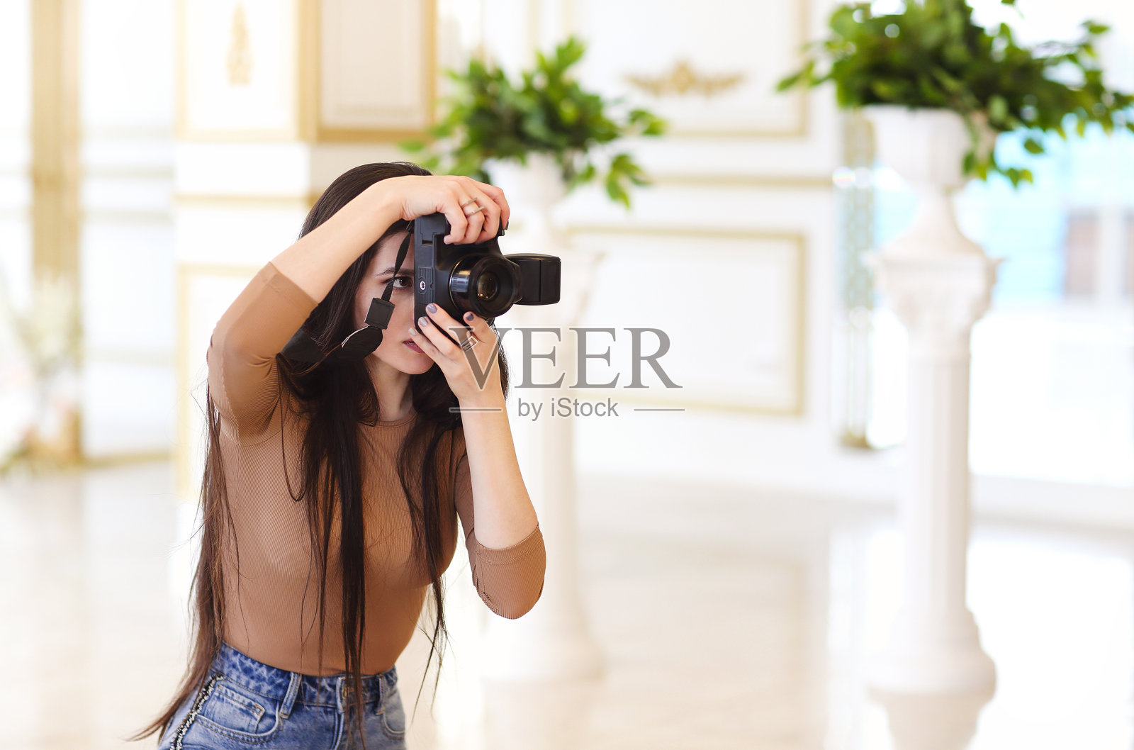 年轻女子用相机拍照照片摄影图片