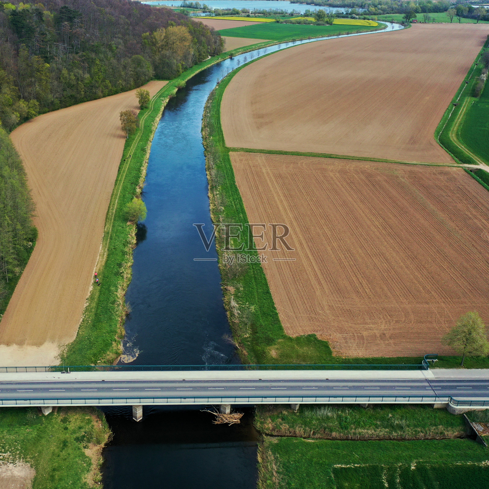在德国莱茵河上的一座交通桥的鸟瞰图照片摄影图片