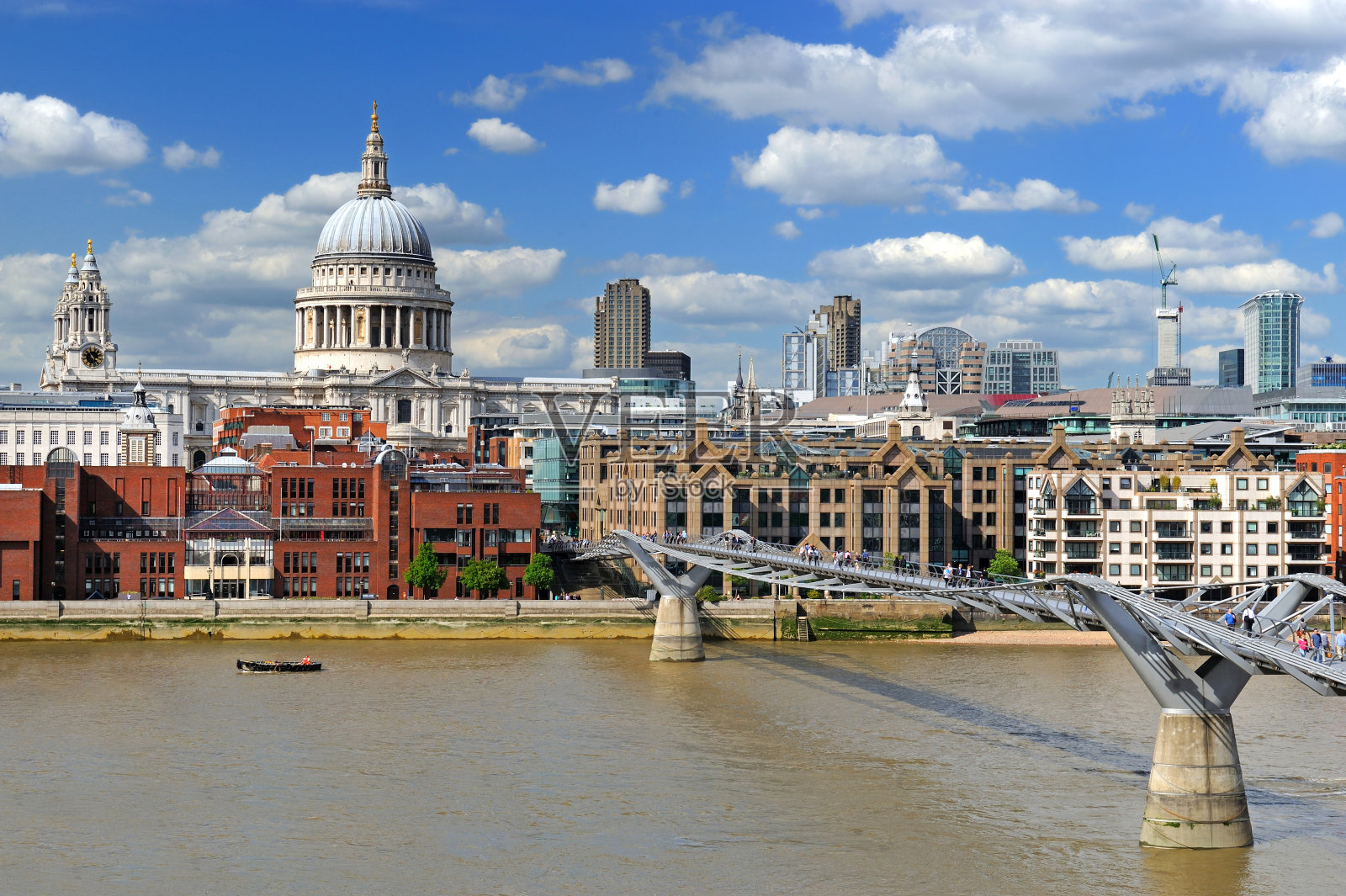 千禧桥和圣保罗大教堂，泰晤士河，英国，伦敦照片摄影图片
