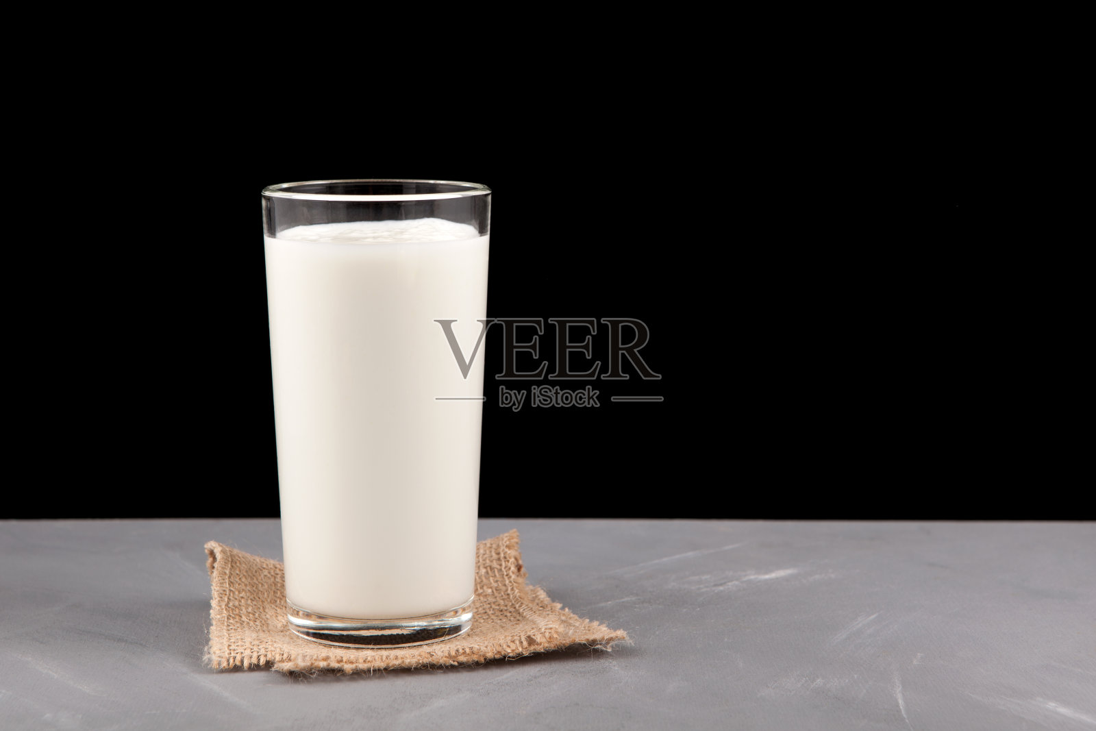 土耳其饮料艾兰或开菲尔在一个玻璃杯在一个黑暗的背景。/用酸奶制成的酪乳照片摄影图片